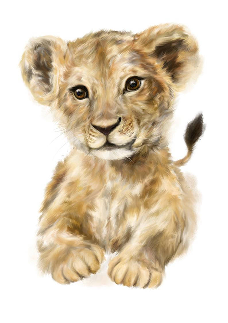 Baby Lion 桌布 壁紙 — 一幅溫柔的水彩畫，描繪一隻擁有柔軟金色毛髮和好奇棕色眼睛向前凝視的幼獅。