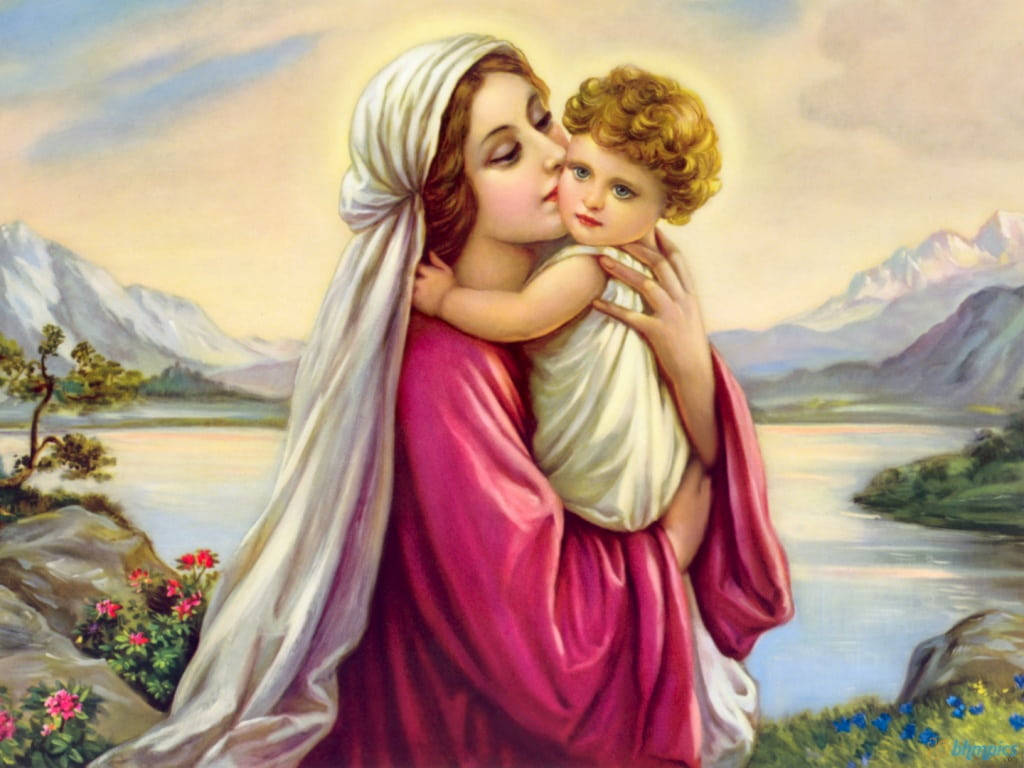 Mary 桌布 壁紙 — 一幅溫柔的油畫描繪了一位戴著面紗、身穿粉紅色長袍的女人，在群山和湖泊的背景下親吻一個捲髮的孩子。