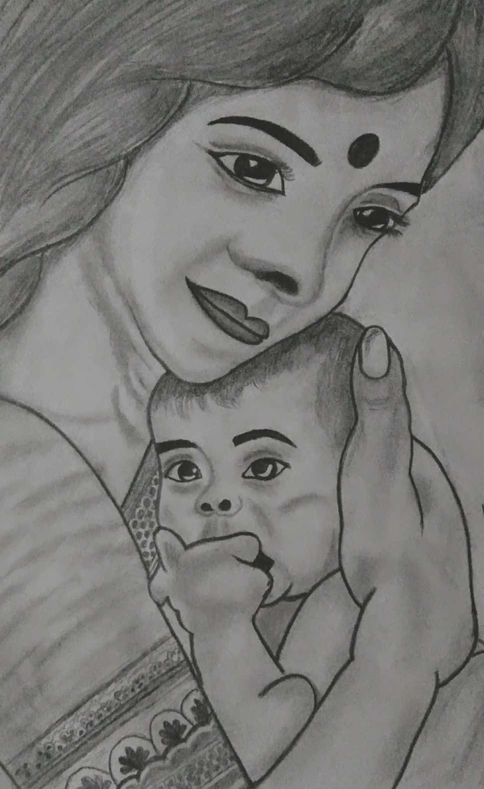Mother Love 桌布 壁紙 — 一幅溫柔的鉛筆素描，描繪一位戴著賓迪的女人輕輕抱著一個咬自己手的嬰兒。
