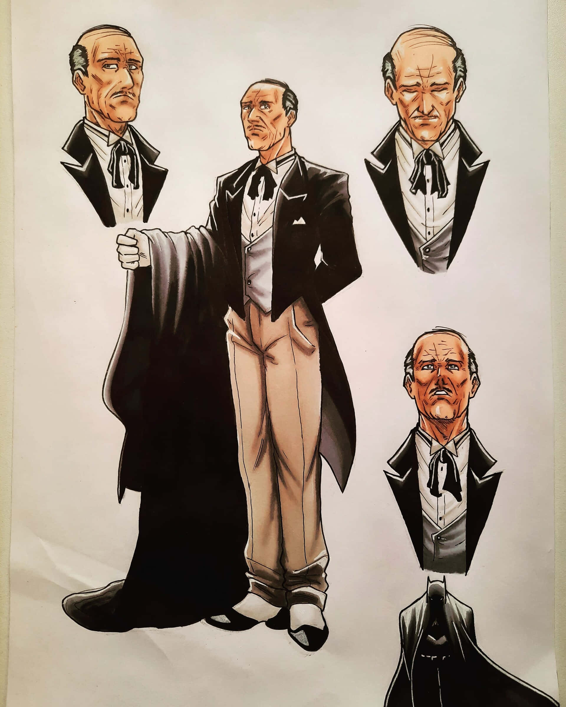 Alfred Pennyworth 桌布 壁紙 — 一幅漫畫風格的插圖，描繪一位穿著燕尾服的嚴肅男子，有多個半身和全身姿勢。
