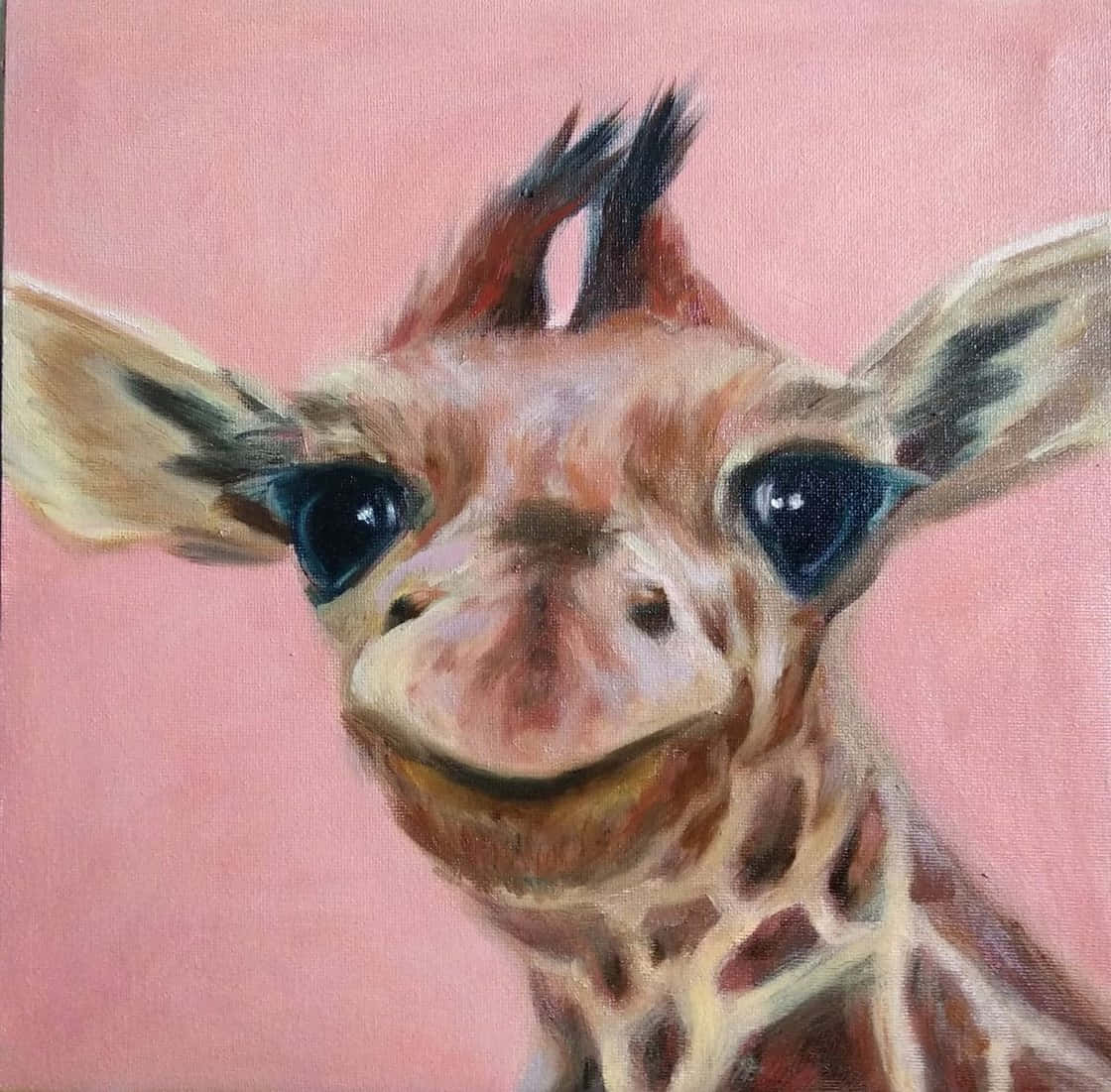 動物 桌布 壁紙 — 一幅特寫油畫，描繪一隻長頸鹿寶寶，有著大大的深色眼睛和溫柔的微笑，背景是柔和的粉紅色。