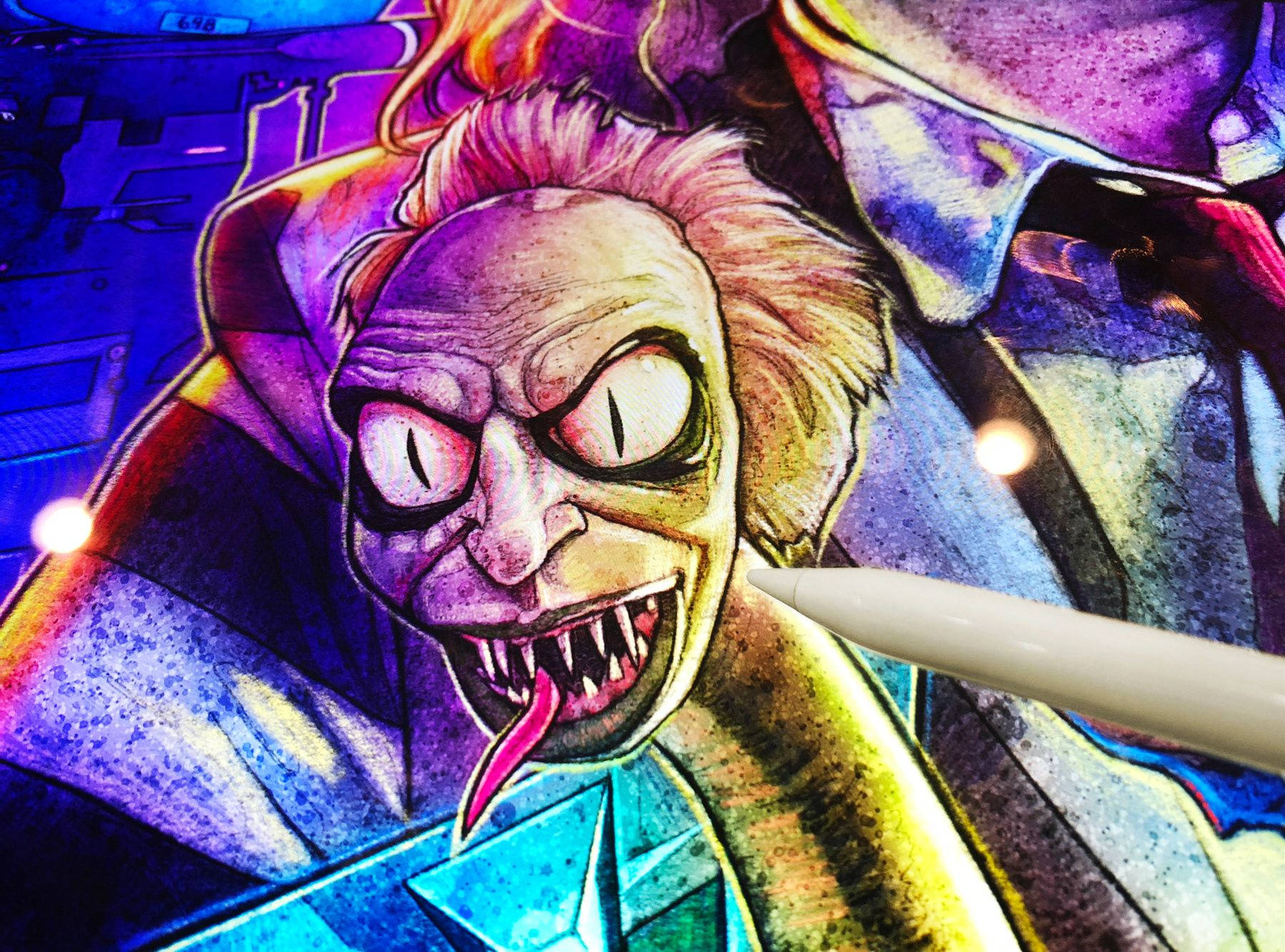 Beetlejuice 桌布 壁紙 — 一幅生動的數位插圖，描繪一個擁有尖牙和發光眼睛的怪誕卡通反派，正用觸控筆繪製。