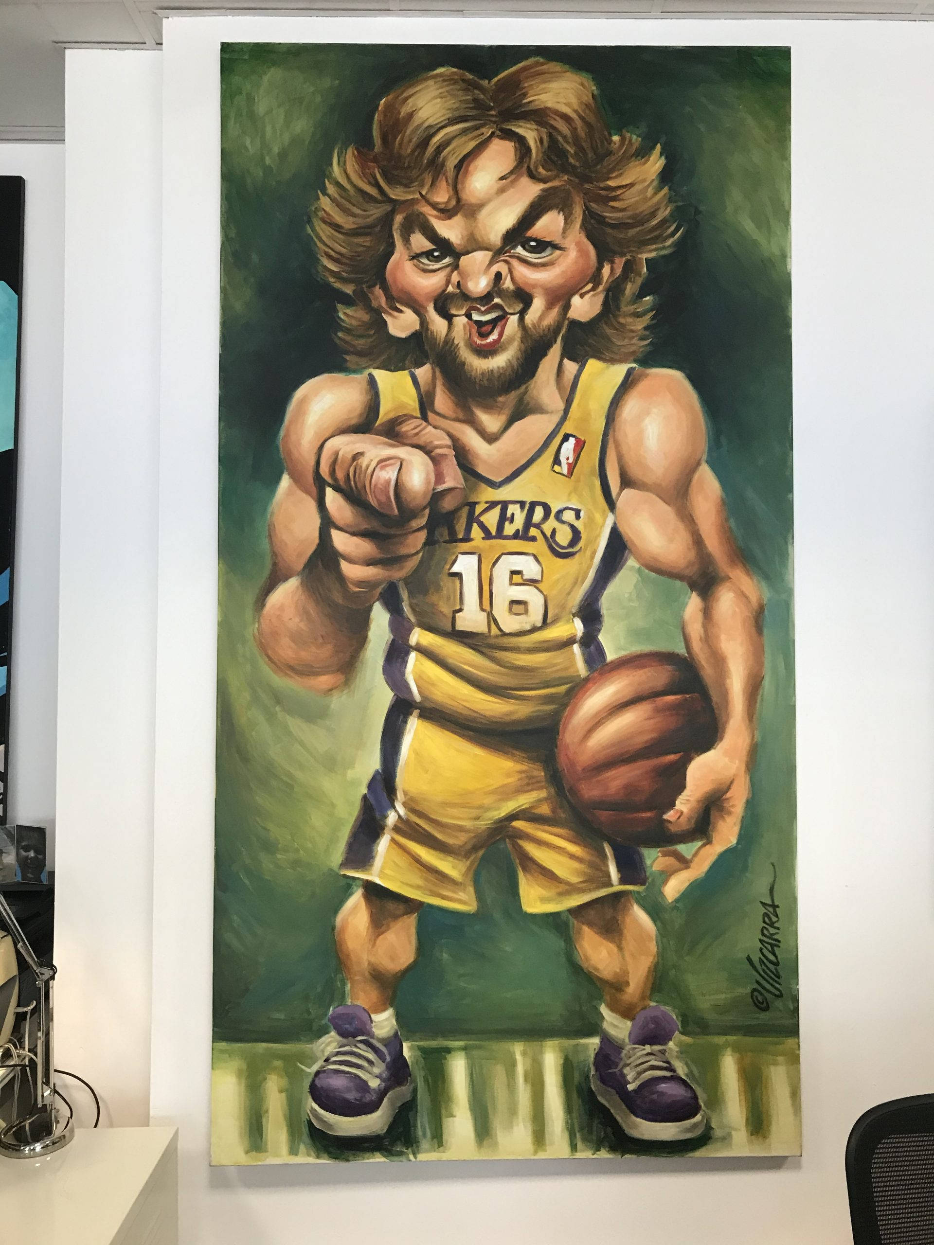 Pau Gasol 桌布 壁紙 — 一幅生動的油畫，描繪一位肌肉發達的籃球運動員身穿湖人隊球衣，手持籃球並向前指。