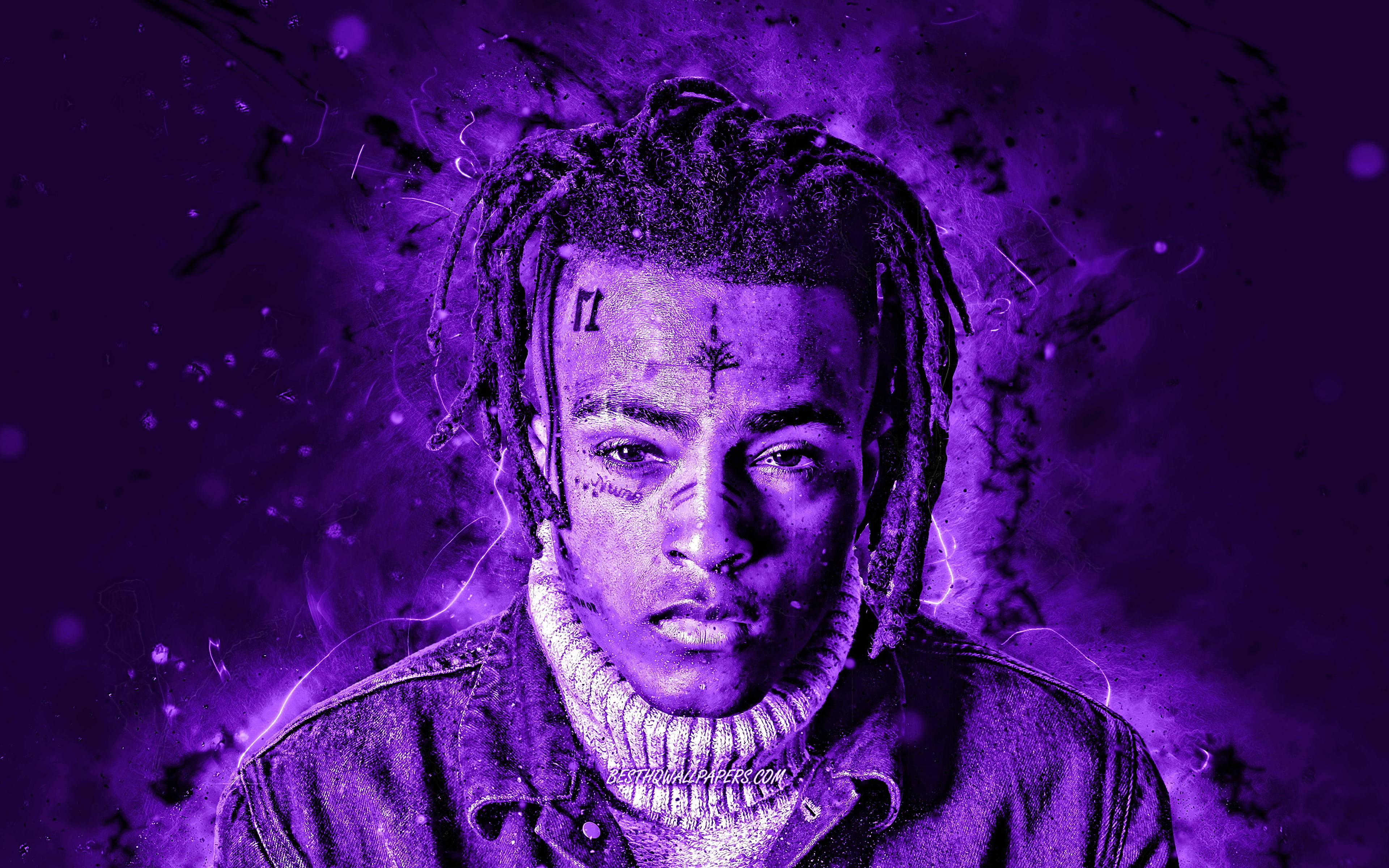 xxxtentacion 電腦 桌布 壁紙 — 一幅男子肖像，他梳著辮子頭，臉上帶有刺青，背景是充滿活力的紫色電光效果，帶有閃電效果。