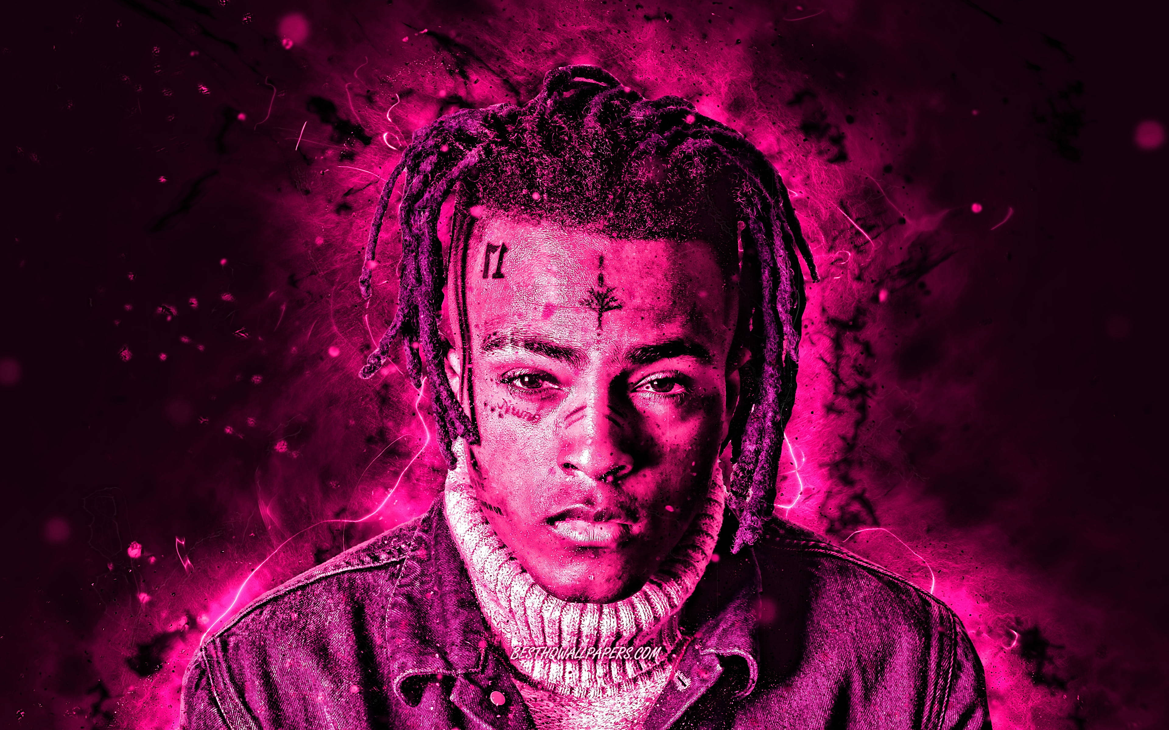 xxxtentacion 電腦 桌布 壁紙 — 一幅男子肖像，留著辮子頭和臉部刺青，背景是充滿活力的粉紅色電光效果，帶有劈啪作響的能量效果。