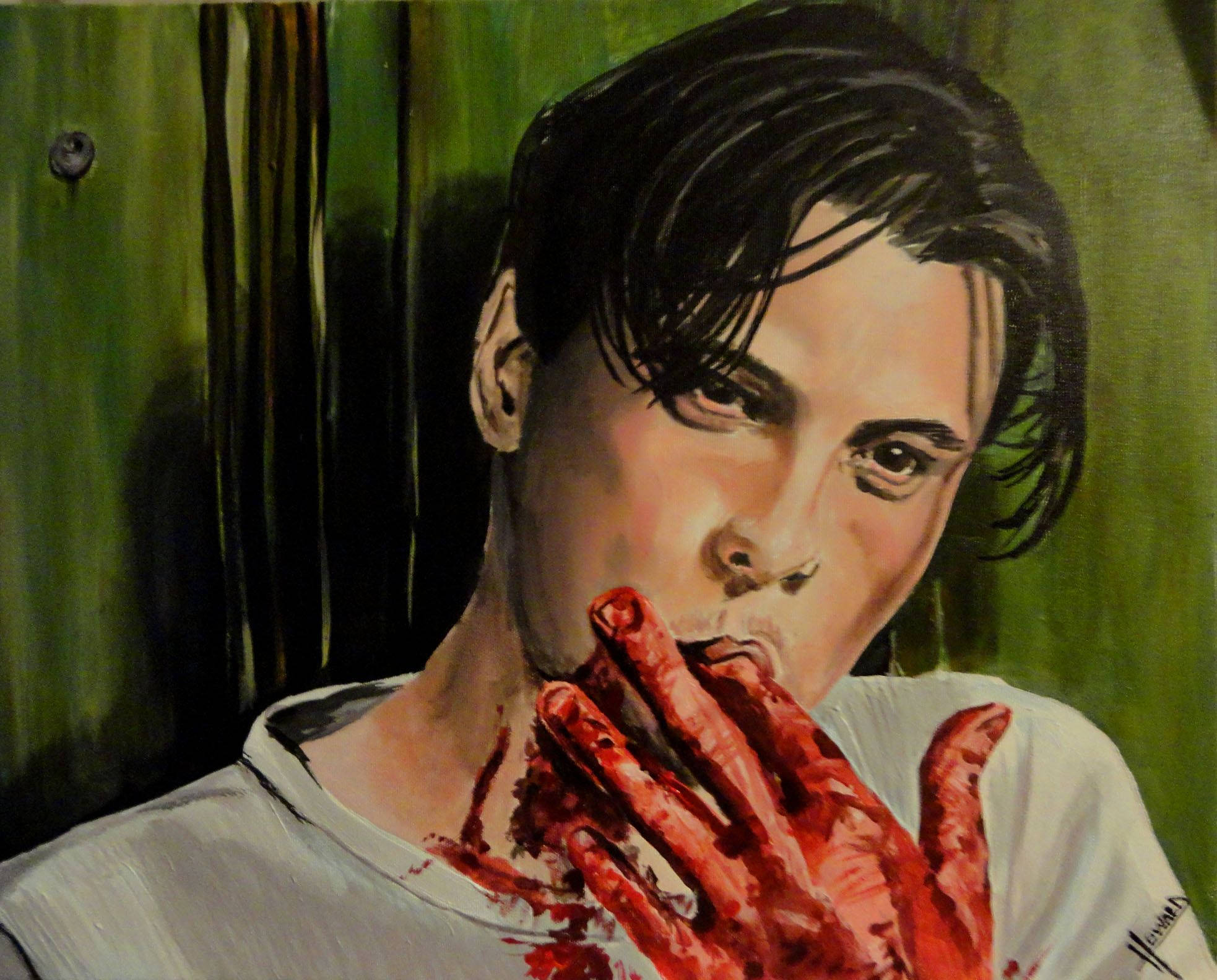 Billy Loomis 桌布 壁紙 — 一幅畫像，描繪一個深色頭髮的男人在綠色背景前用沾血的手遮住嘴巴。