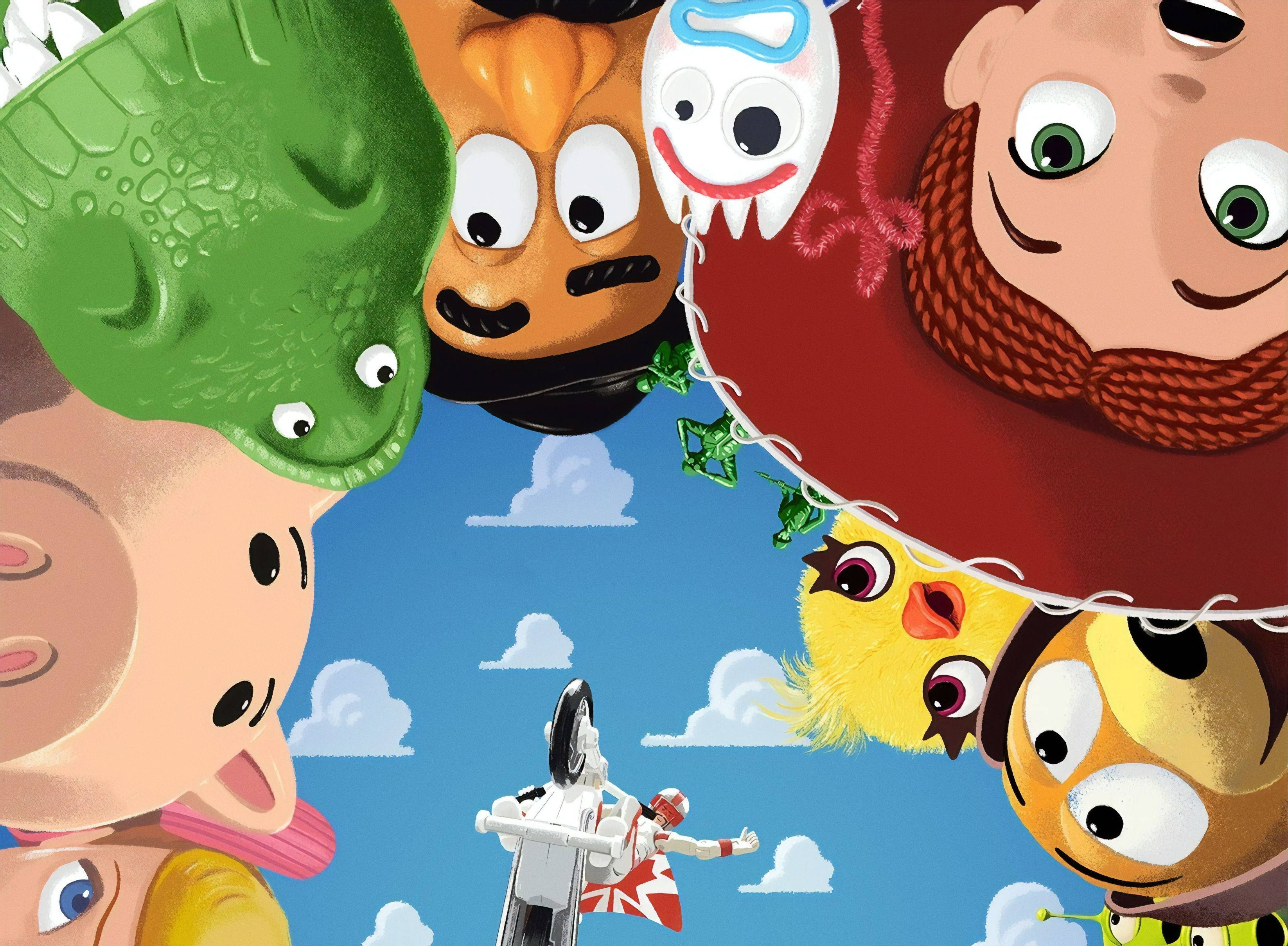 Toy Story 4 桌布 壁紙 — 一幅異想天開的插圖，描繪了表情豐富的巨型卡通角色圍繞著一個小型摩托車手，背景是藍天白雲。