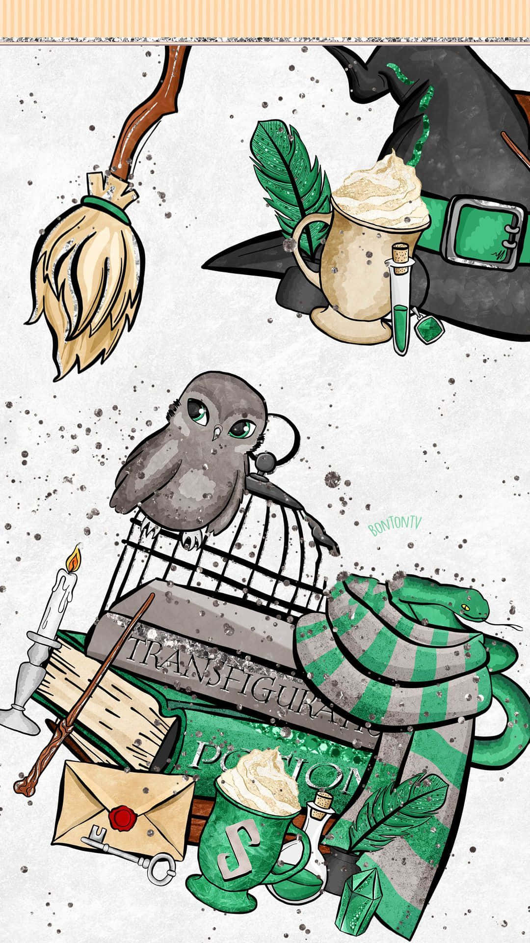 Cute Slytherin 桌布 壁紙 — 一幅異想天開的插圖拼貼畫，包含哈利波特主題物品，包括掃帚、貓頭鷹、魔杖和綠色圍巾，背景有斑點。