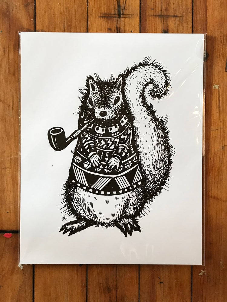 黑白 桌布 壁紙 — 一幅異想天開的黑白插圖，描繪一隻穿著圖案毛衣、在木質表面上抽煙斗的松鼠。