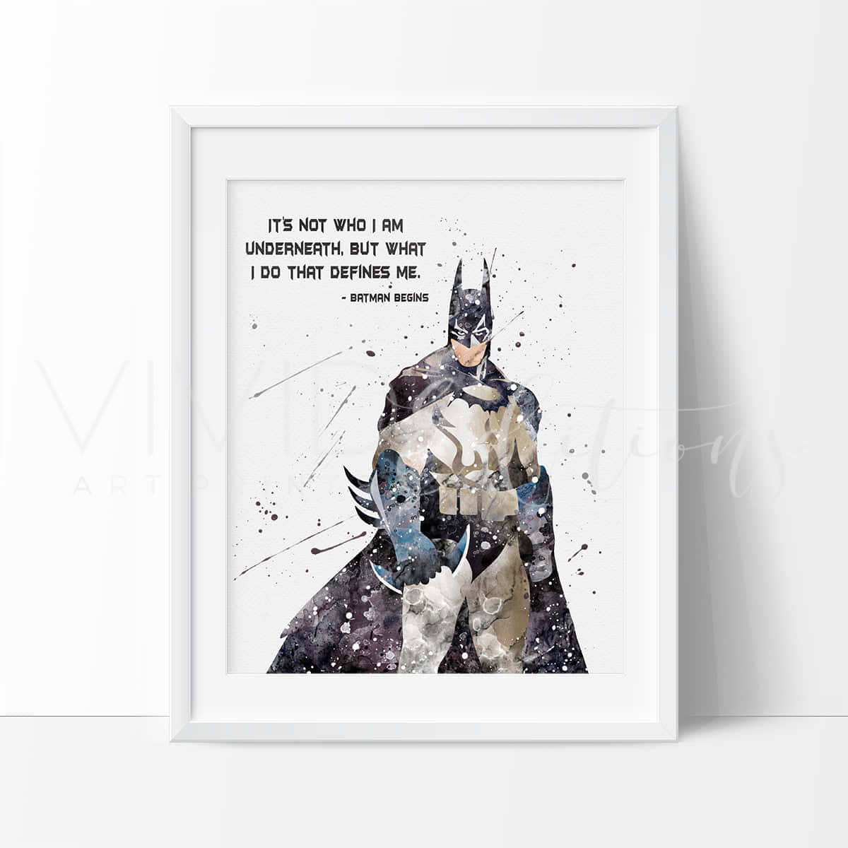 Batman Begins 桌布 壁紙 — 一幅白色畫框內的水彩蝙蝠俠藝術品，靠在一面素牆上，並附有《蝙蝠俠：開戰時刻》的語錄。
