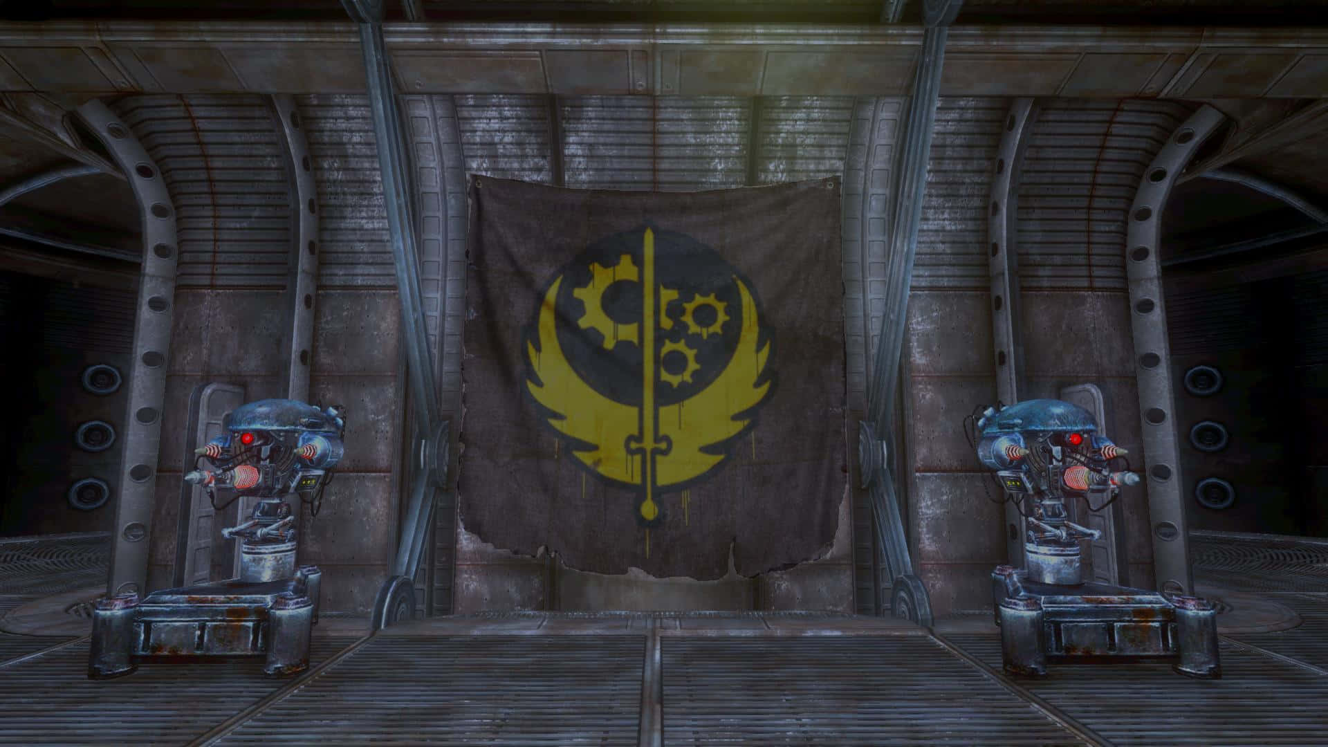 Fallout Brotherhood Of Steel 桌布 壁紙 — 一幅破舊的旗幟，上面有黃色劍和齒輪標誌，懸掛在兩個機械哨兵之間的金屬科幻房間中。