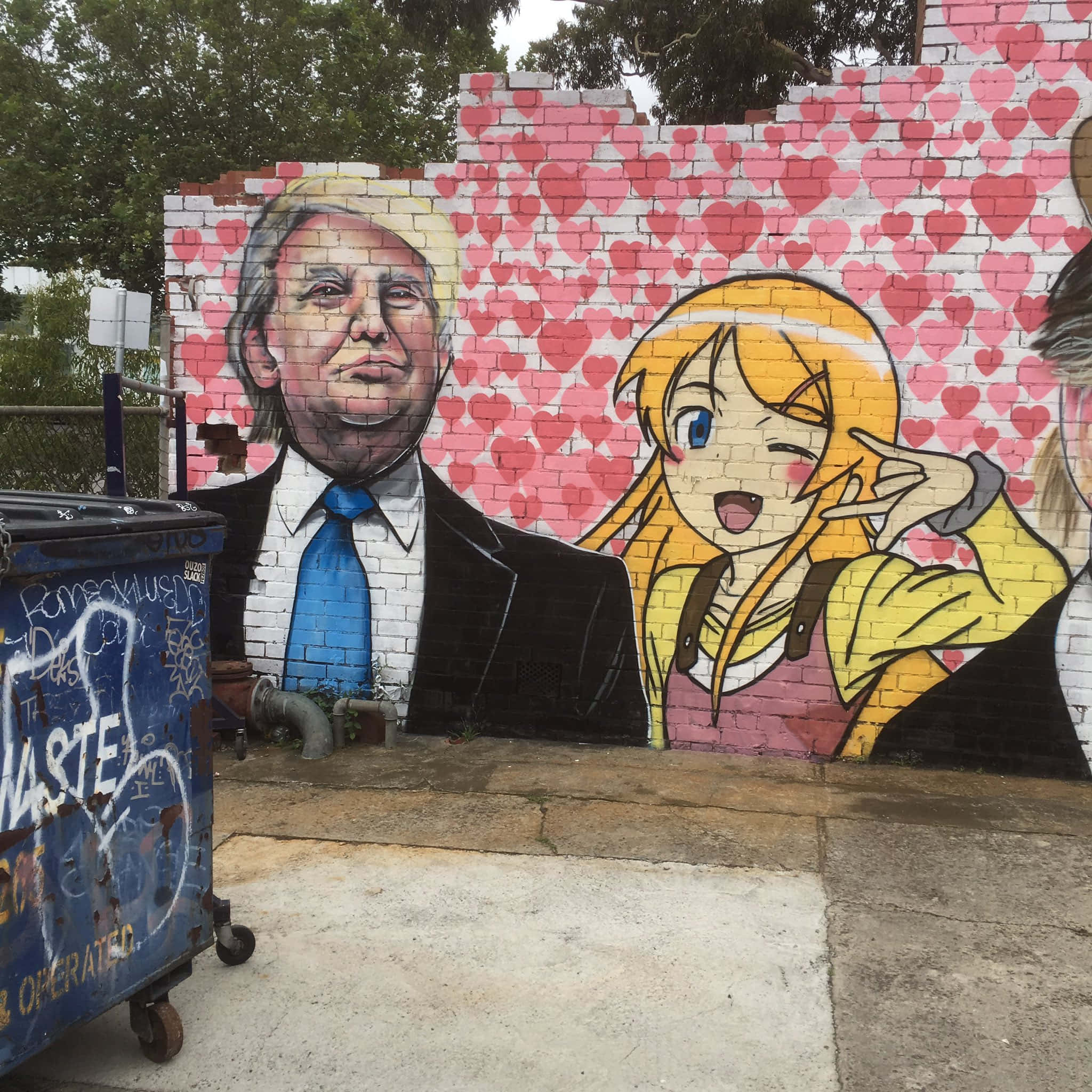 Graffiti Art 桌布 壁紙 — 一幅磚牆上的塗鴉壁畫描繪了唐納·川普的逼真肖像，旁邊是一個背景有心形的開心動漫女孩。
