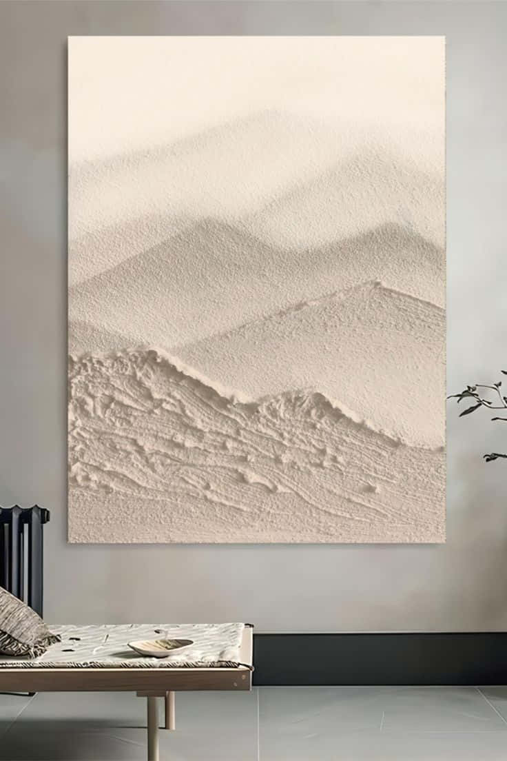 Minimalist Painting 桌布 壁紙 — 一幅簡約米色紋理山脈牆藝術掛在現代灰色房間的木長凳上方。
