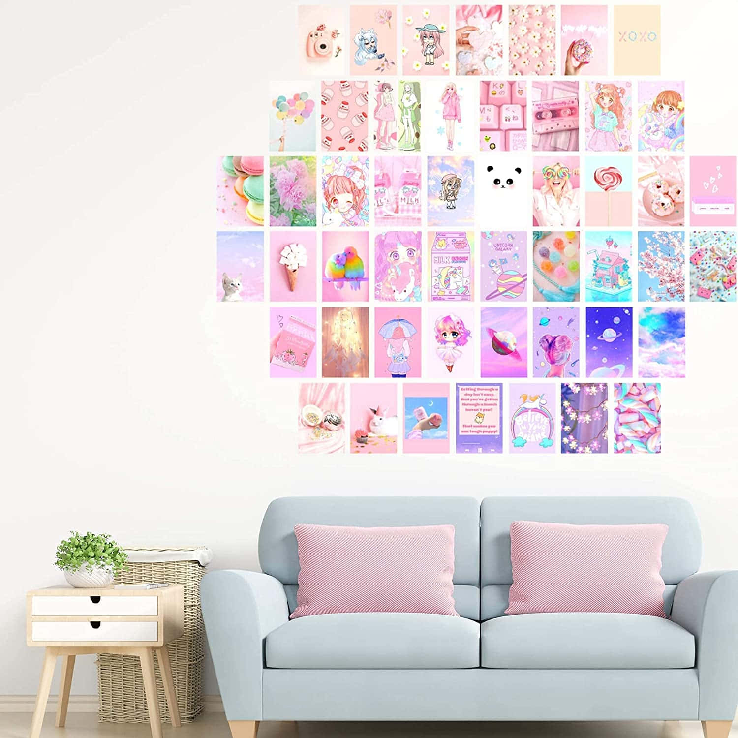 Kawaii Room 桌布 壁紙 — 一幅粉紅色和紫色的可愛主題壁紙拼貼裝飾在白色牆上，上方是淺藍色沙發和相配的枕頭。