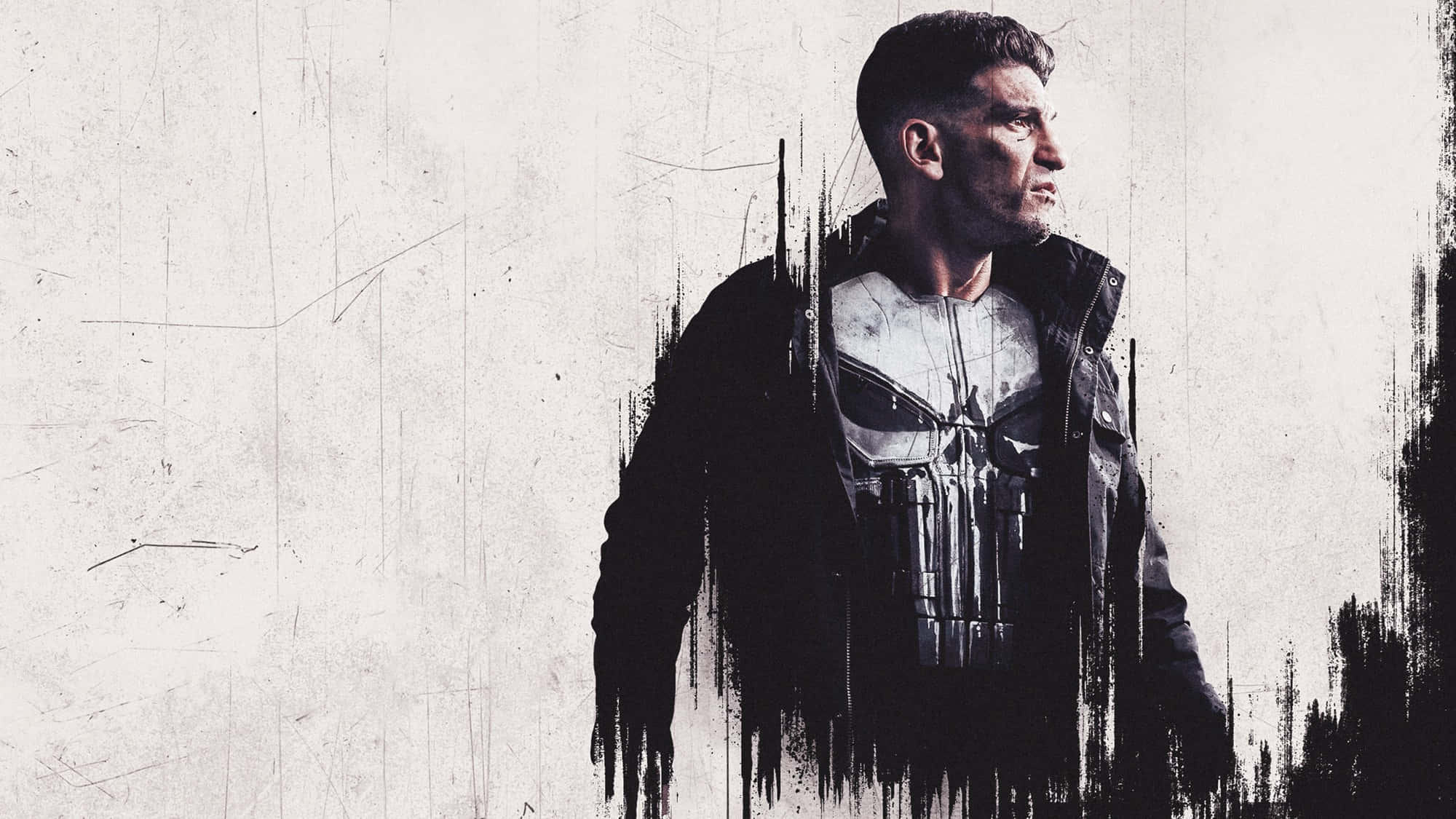 Punisher Desktop 桌布 壁紙 — 一幅粗獷的數位藝術肖像畫，描繪了懲罰者站在一面風化的牆壁前，邊緣帶有墨水漬。
