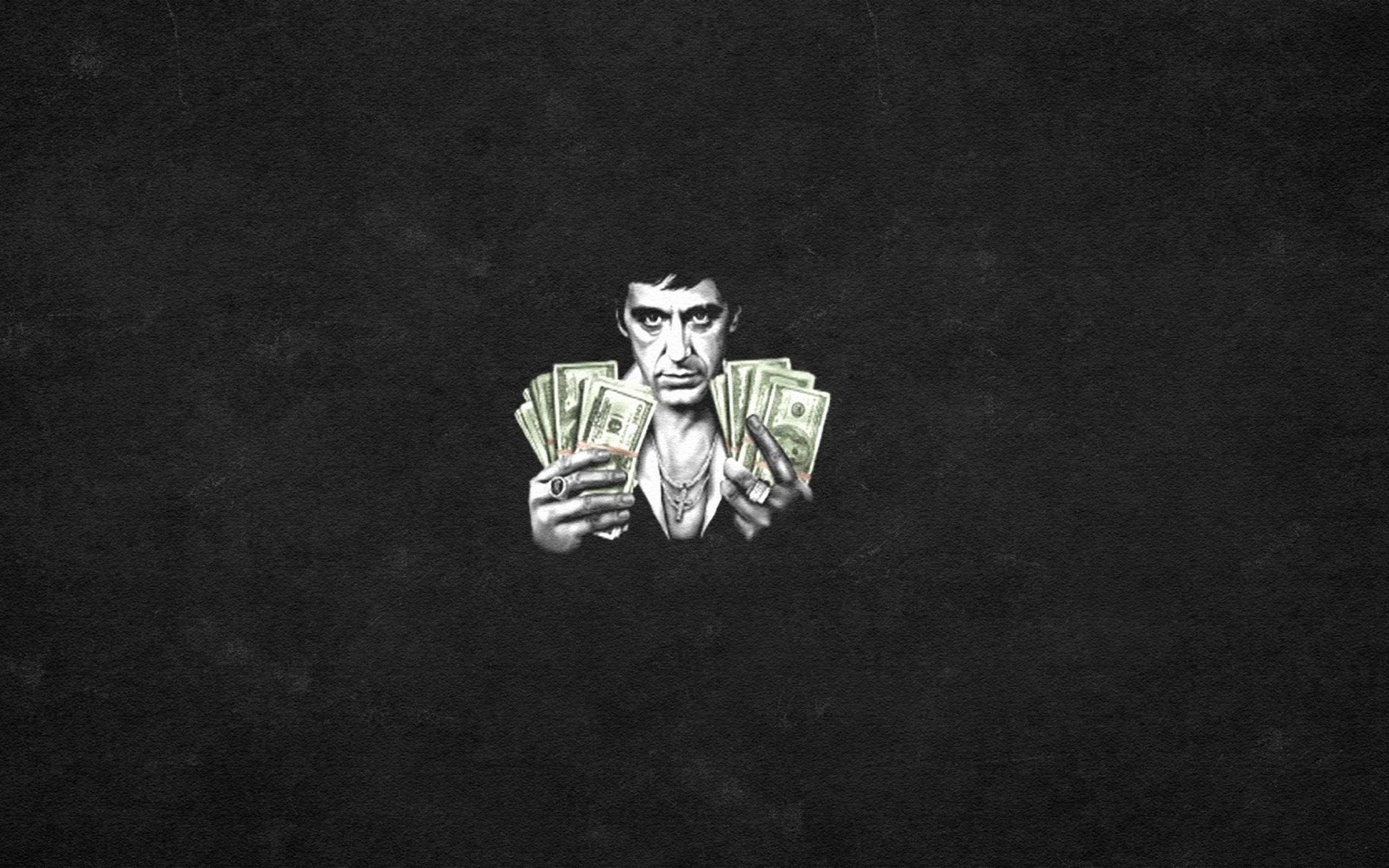 Al Pacino 桌布 壁紙 — 一幅粗獷的肖像畫，描繪一名眼神銳利的男子，在深色紋理背景前手持一疊疊現金。