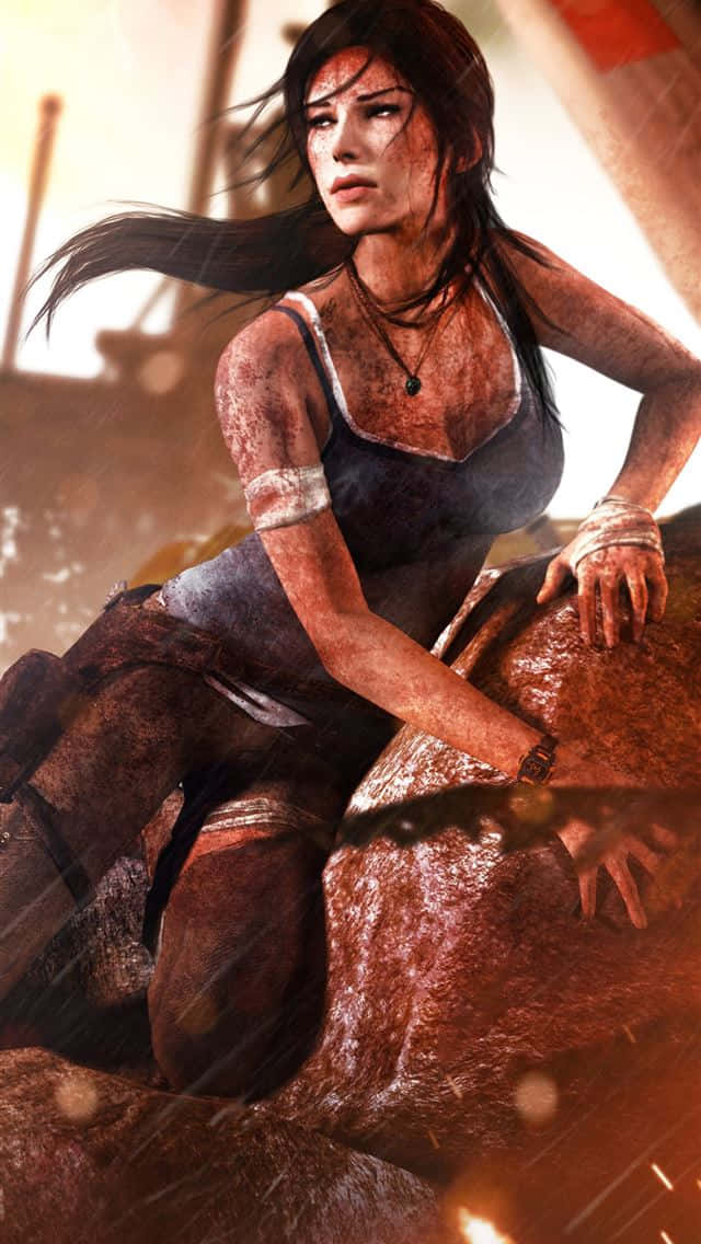 iPhone Xs Rise Of The Tomb Raider 桌布 壁紙 — 一幅粗糙的數位藝術描繪，展示一位堅定的女性冒險家，皮膚沾滿泥濘，黑色長髮飄逸，在風暴和火焰環境中緊抓岩石表面。