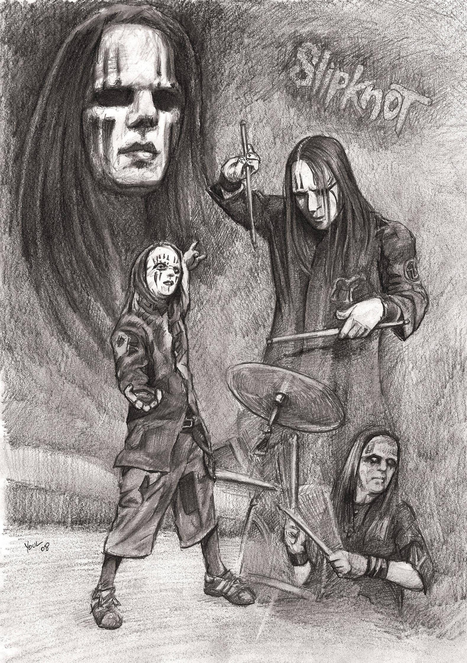 Joey Jordison 桌布 壁紙 — 一幅粗糙的木炭素描，描繪 Slipknot 樂團成員戴著標誌性面具和服裝，以強烈能量表演。