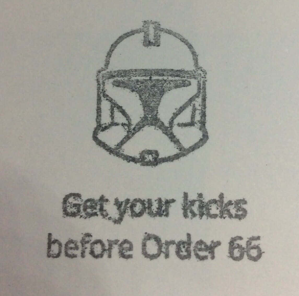 The Order 66 桌布 壁紙 — 一幅粗糙的木炭素描，描繪了複製人頭盔，並附有文字，敦促在Order 66之前獲得快感。