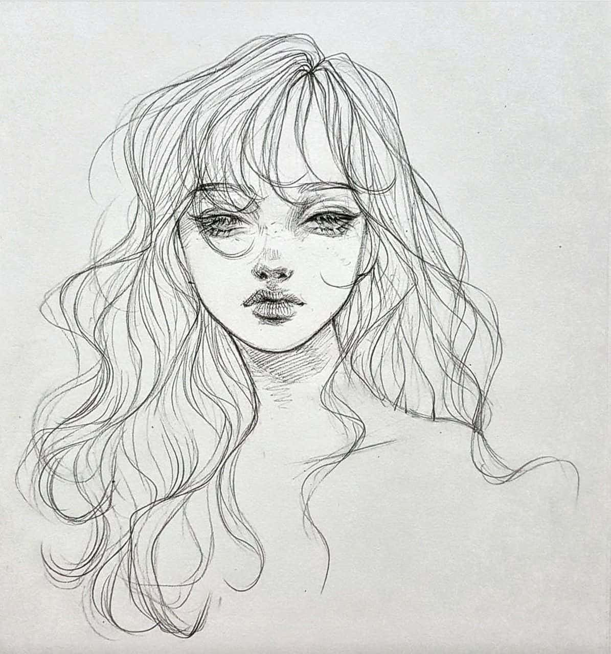 Aesthetic Drawings 桌布 壁紙 — 一幅精緻的鉛筆素描，描繪一位長著長波浪髮和柔和面部特徵的女性，背景為純色。