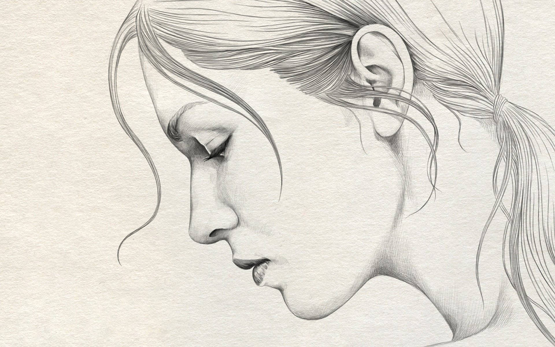 Drawing 桌布 壁紙 — 一幅精緻的鉛筆素描，描繪一位閉著眼睛、頭髮紮成馬尾的女性側面，在紋理紙上以細膩的陰影呈現。