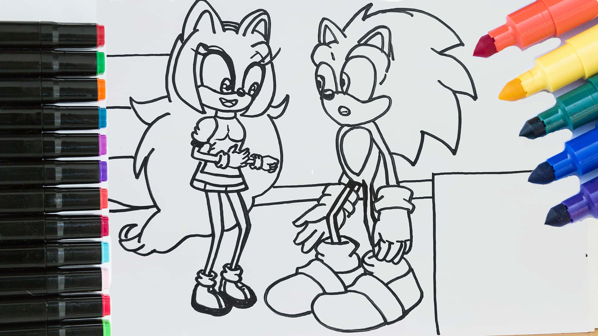 Sonic The Hedgehog 桌布 壁紙 — 一幅索尼克和艾米·羅斯的黑白線條畫，位於著色頁上，周圍環繞著彩色馬克筆。
