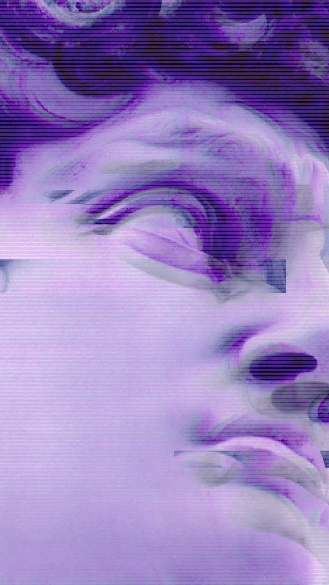 Statue Aesthetic 桌布 壁紙 — 一幅紫色和白色的寧靜面孔的故障藝術肖像，帶有數位扭曲效果。