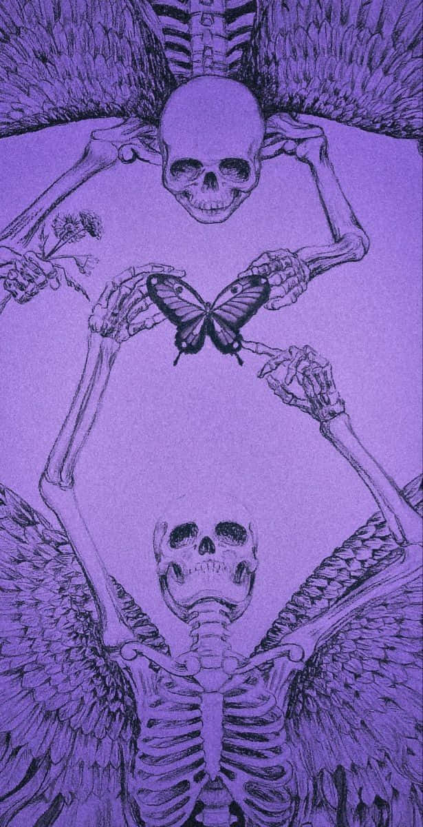Gothic 桌布 壁紙 — 一幅紫色色調的插圖，描繪兩個有翼的骷髏以對稱姿勢在它們之間拿著一隻蝴蝶。