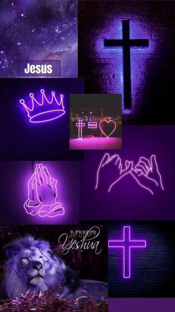 Praying Hands 桌布 壁紙 — 一幅紫色調的拼貼畫，包含宗教符號和霓虹圖像，包括十字架、皇冠和祈禱的手，背景是宇宙和磚牆。