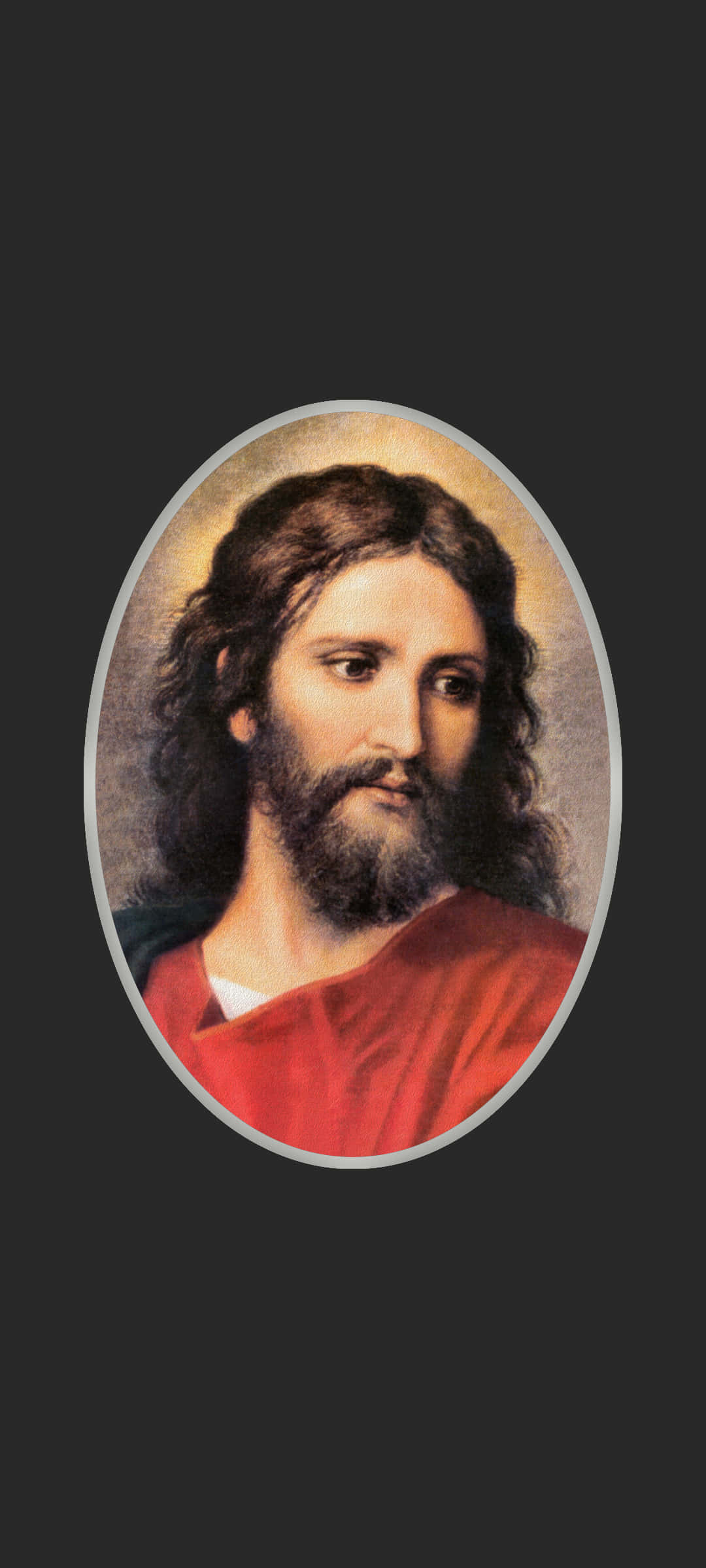 Religious Art 桌布 壁紙 — 一幅經典的耶穌肖像，長黑髮、鬍鬚，身穿紅袍，置於橢圓形畫框中，背景為深色。