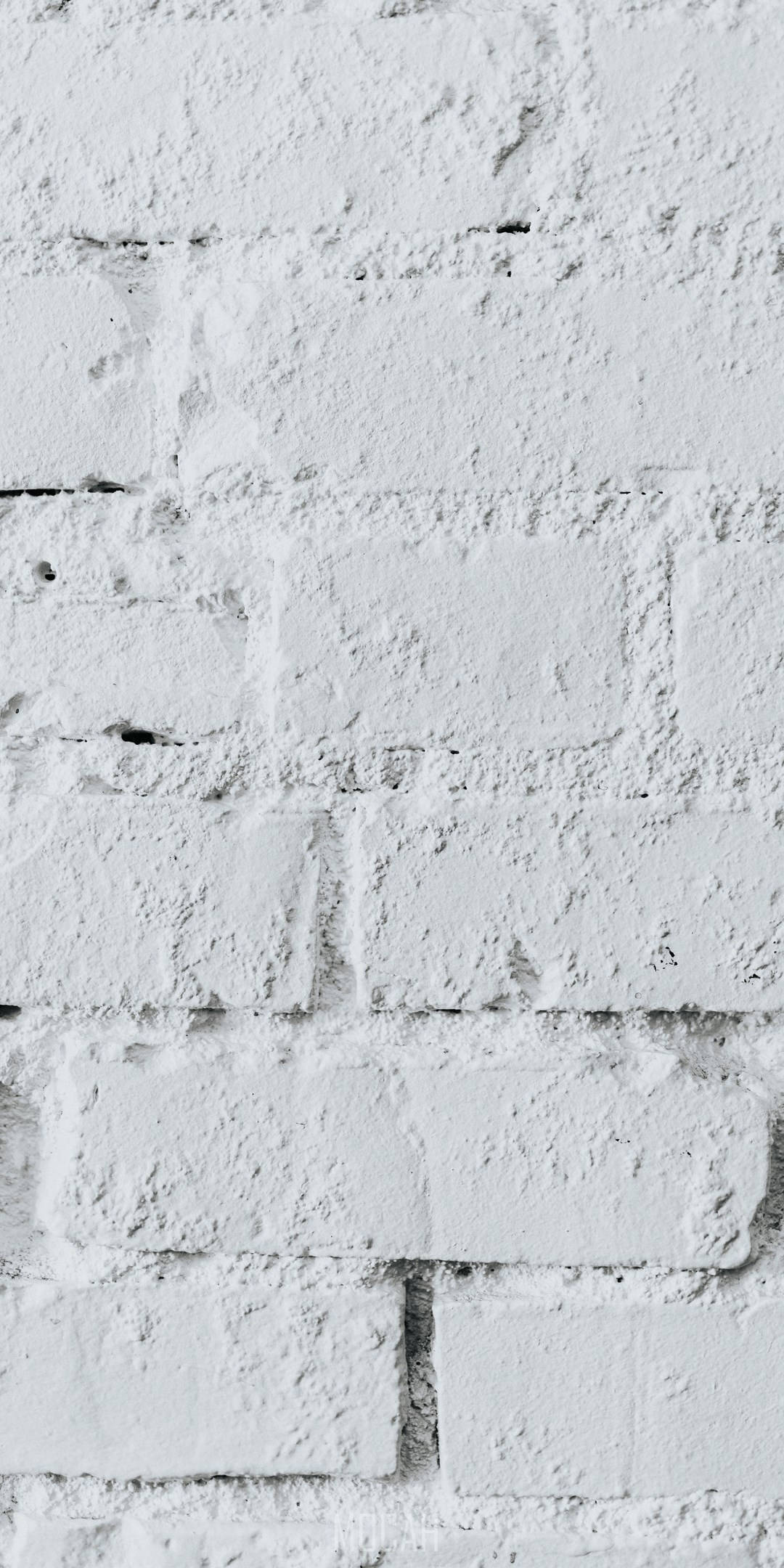 Brick 桌布 壁紙 — 一幅經風化的白色油漆磚牆近距離特寫，帶有紋理灰泥和微妙的灰色陰影。