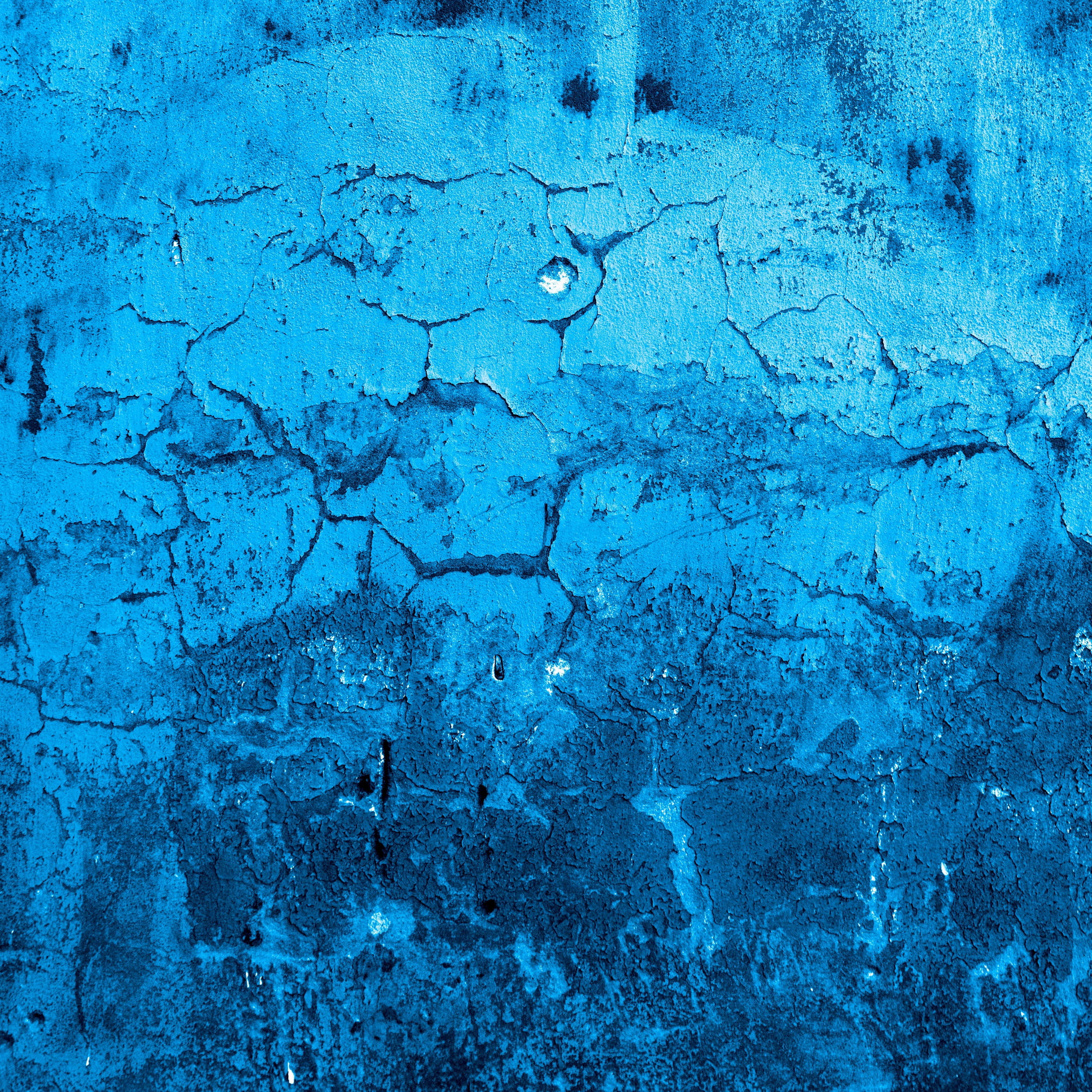Paint Texture 桌布 壁紙 — 一幅經風化的藍色油漆牆壁特寫，裂紋和剝落的紋理顯露出較暗的底色。