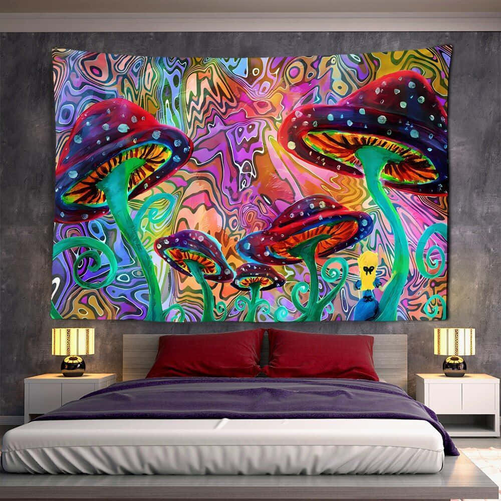 Trippy Mushrooms 桌布 壁紙 — 一幅色彩繽紛、迷幻風格、發光蘑菇的掛毯懸掛在現代簡約臥室的現代床上方。