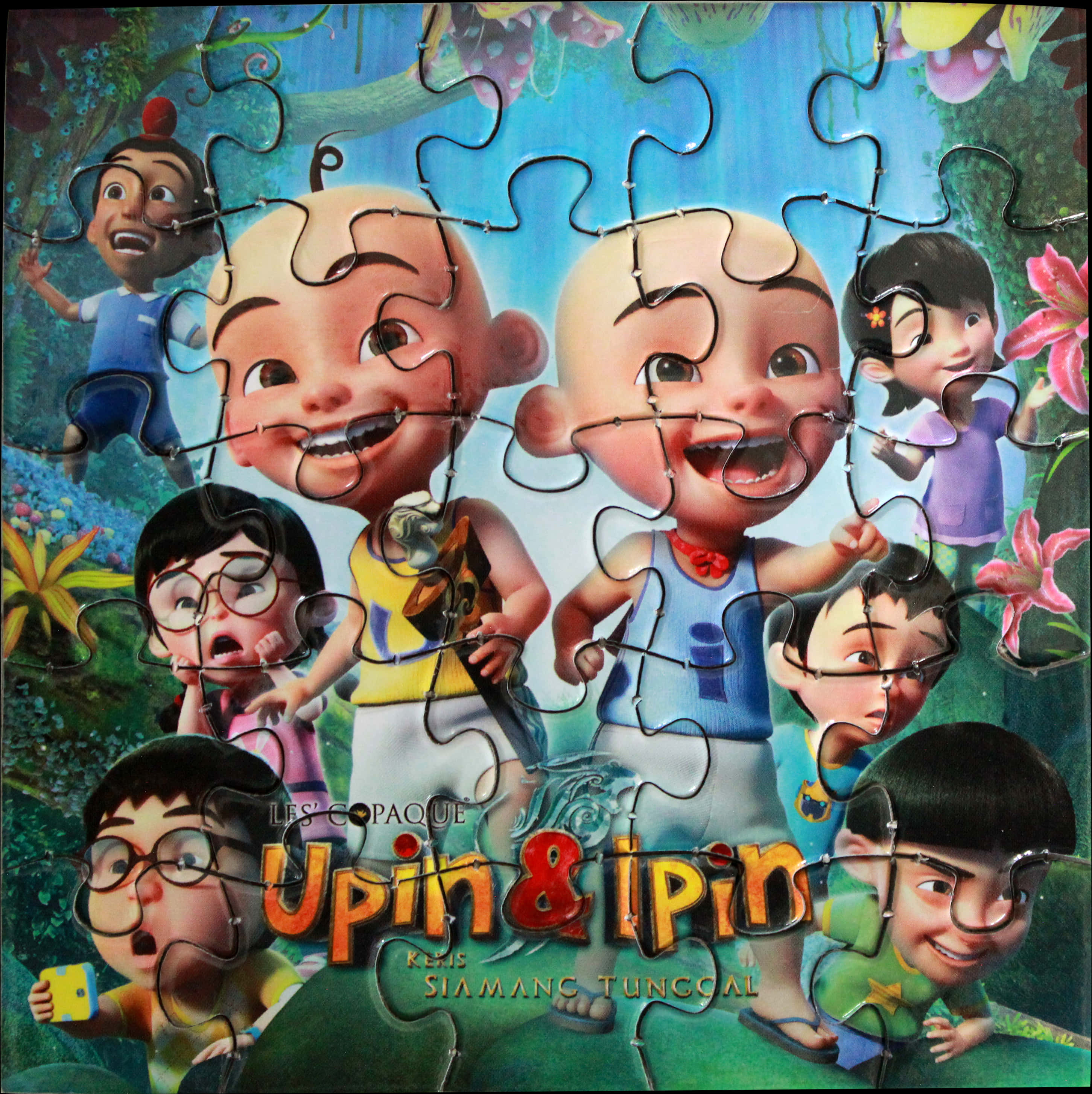 Upin Ipin 桌布 壁紙 — 一幅色彩繽紛的拼圖風格插圖，描繪動畫角色 Upin 和 Ipin 與朋友們在茂密叢林中的場景。