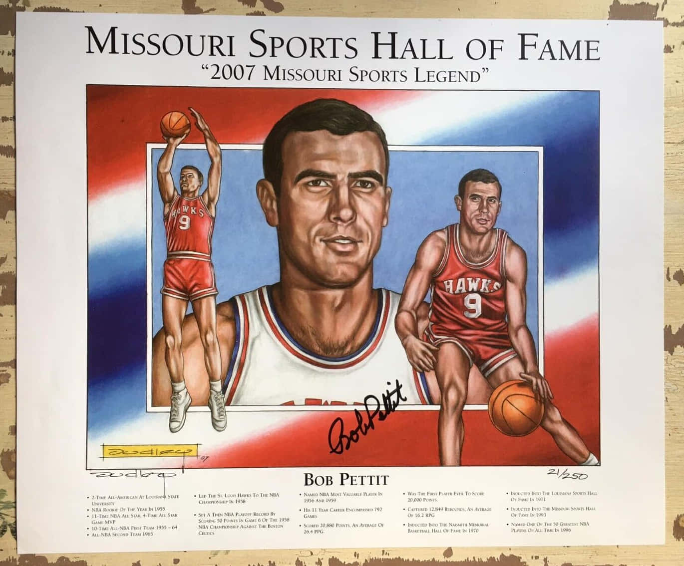 運動 桌布 壁紙 — 一幅色彩繽紛的插畫致敬Bob Pettit，以紅、白、藍背景展現這位籃球傳奇身穿老鷹隊球衣的三個動態姿勢。