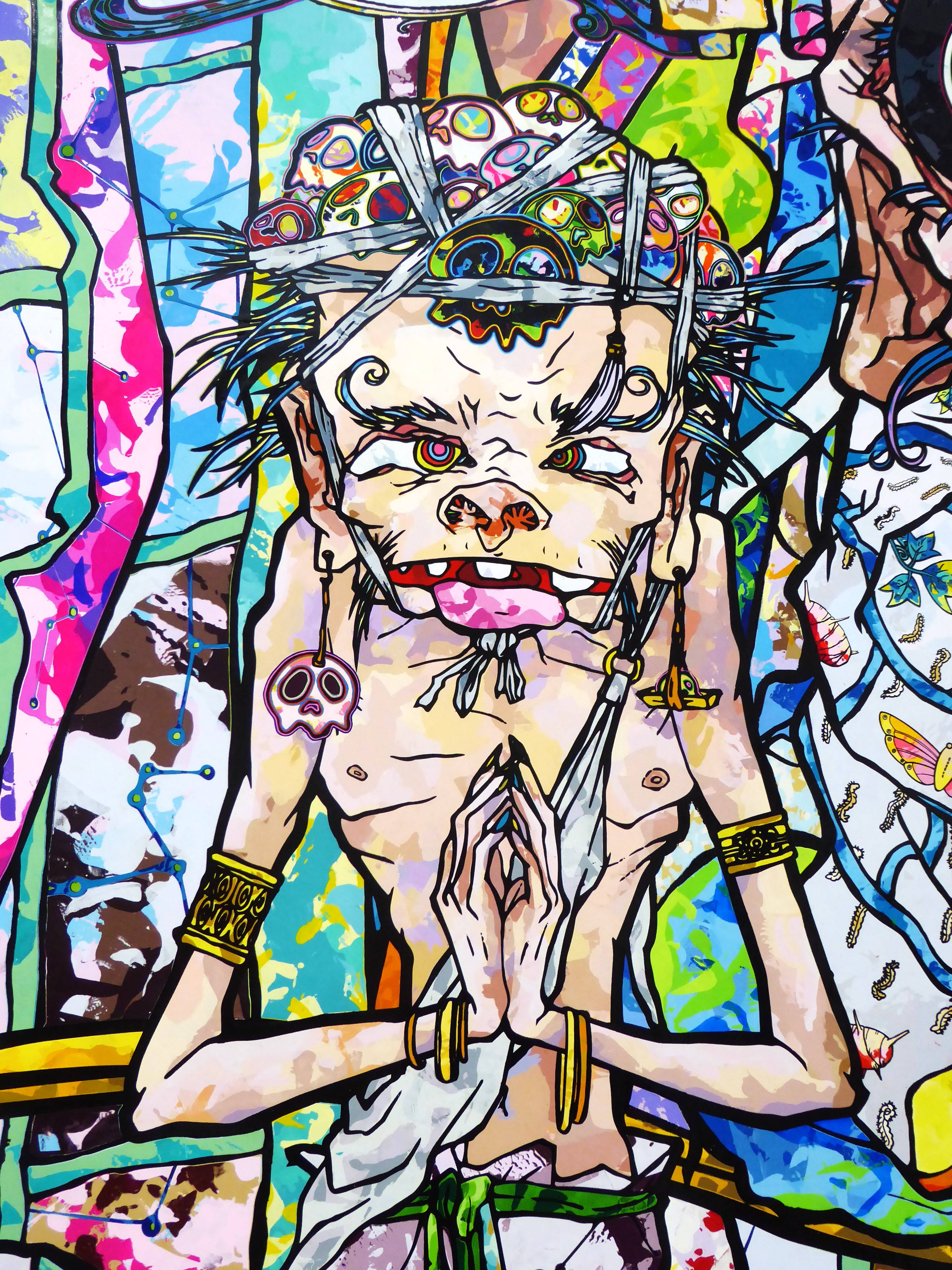 4K 桌布 壁紙 — 一幅色彩鮮豔的動漫風格插圖，描繪一個戴著王冠、骷髏耳環、雙手合十的兇猛角色，背景混亂且充滿圖案。