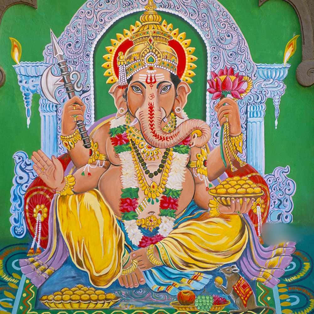 Hindu God 桌布 壁紙 — 一幅色彩鮮豔的印度教神祇象頭神坐在裝飾著珠寶和供品的寶座上，兩旁有燃燒的蠟燭和一隻老鼠在他腳邊。