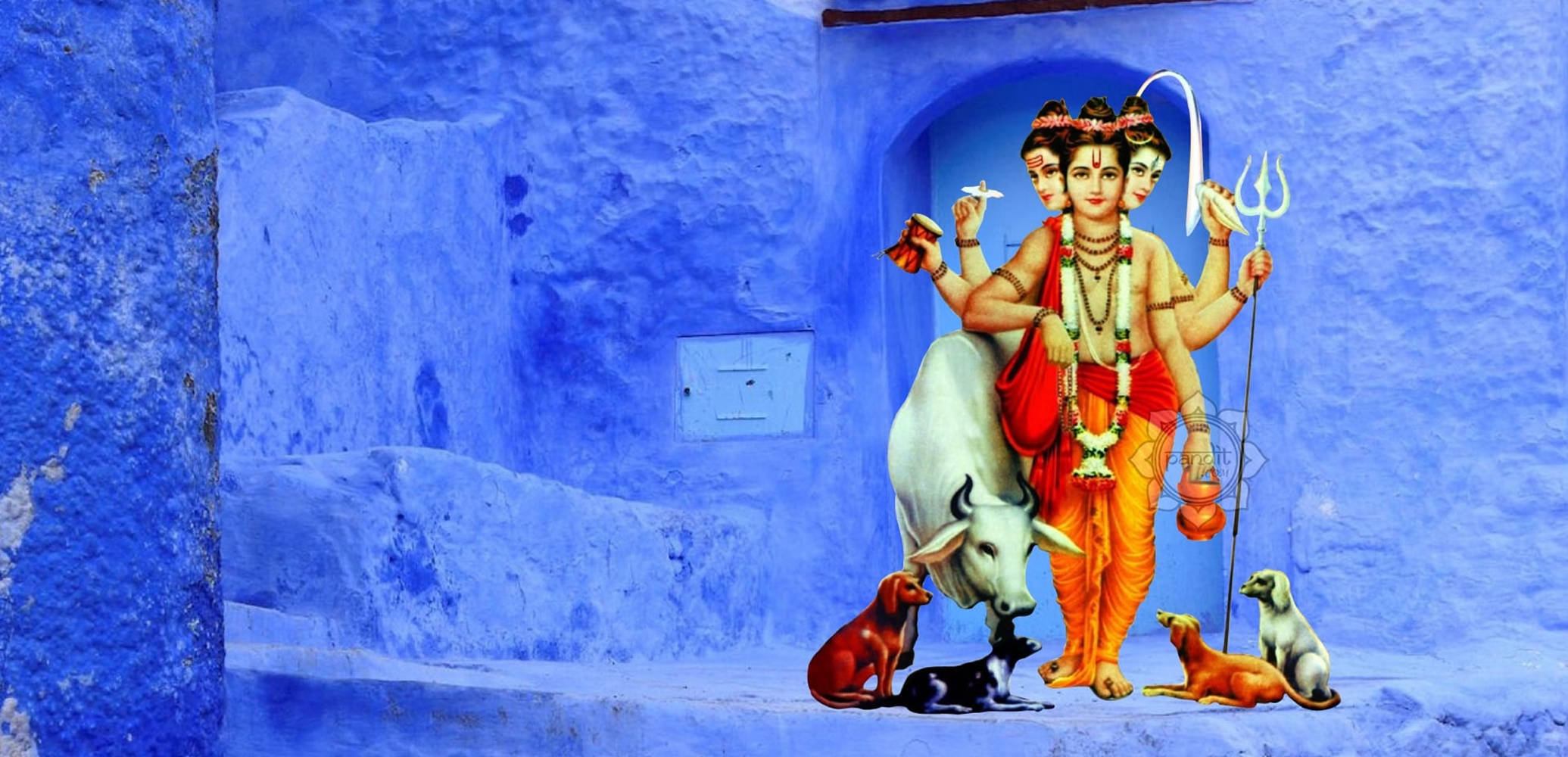 Hindu Temple 桌布 壁紙 — 一幅色彩鮮豔的壁畫，描繪了多臂多頭的印度教神祇濕婆，站在一頭白色公牛旁邊，背景是帶有紋理的藍色牆壁，腳邊有狗。