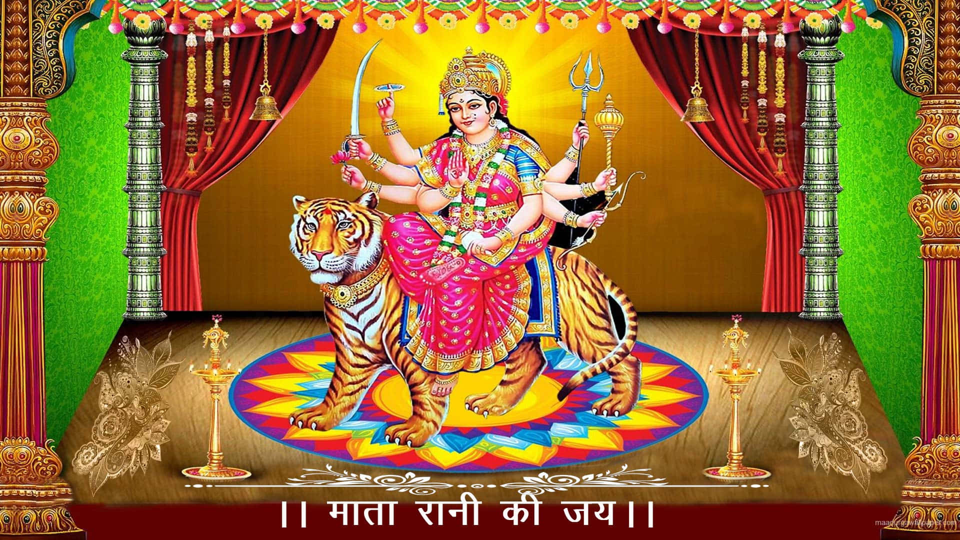 Navratri 桌布 壁紙 — 一幅色彩鮮豔的插圖，描繪印度教女神杜爾迦（Durga）多臂騎虎，身著粉紅與金色服飾，背景為裝飾華麗的舞台，配有紅色帷幕和金色柱子。
