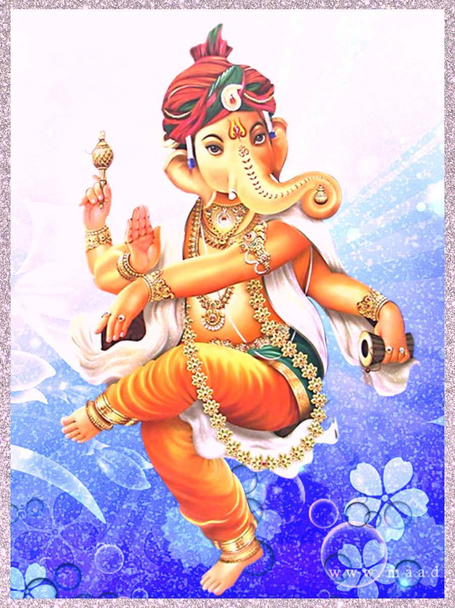 Hindu God 桌布 壁紙 — 一幅色彩鮮豔的插畫，描繪印度教神祇象頭神歡快地跳舞，佩戴金色珠寶，背景是閃閃發光的藍色花卉圖案。