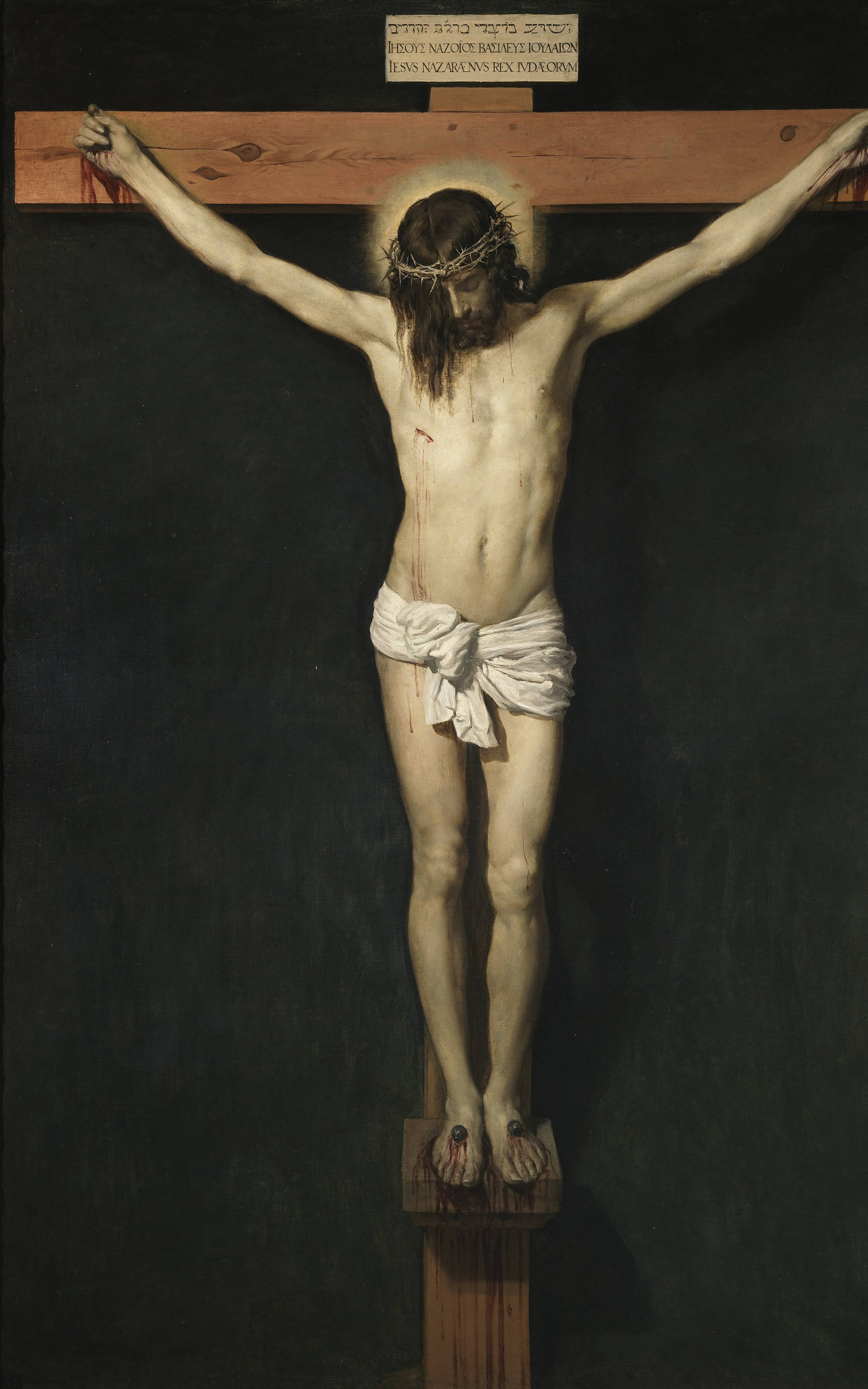 Jesus Cross 桌布 壁紙 — 一幅莊嚴的油畫描繪耶穌基督被釘在木製十字架上，背景陰暗，頭上有光環和拉丁文銘文。