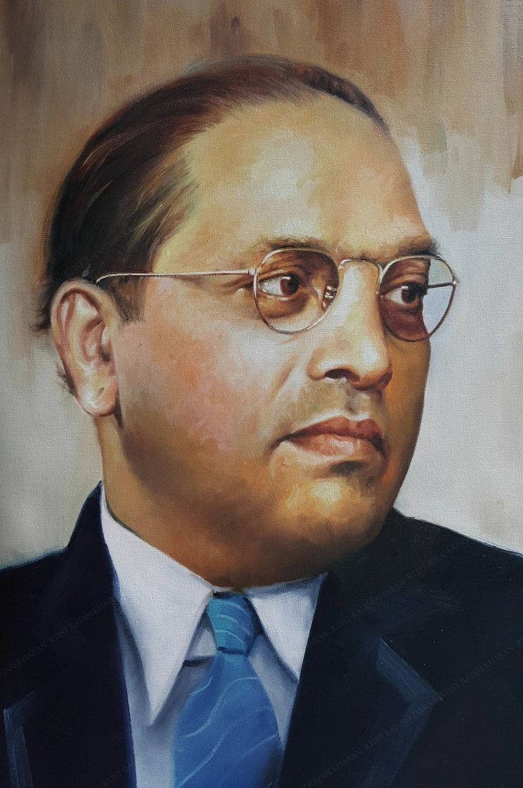 Dr Babasaheb Ambedkar 桌布 壁紙 — 一幅莊嚴的油畫肖像，描繪一位戴圓框眼鏡、身穿深色西裝和藍色領帶的男子，背景柔和。