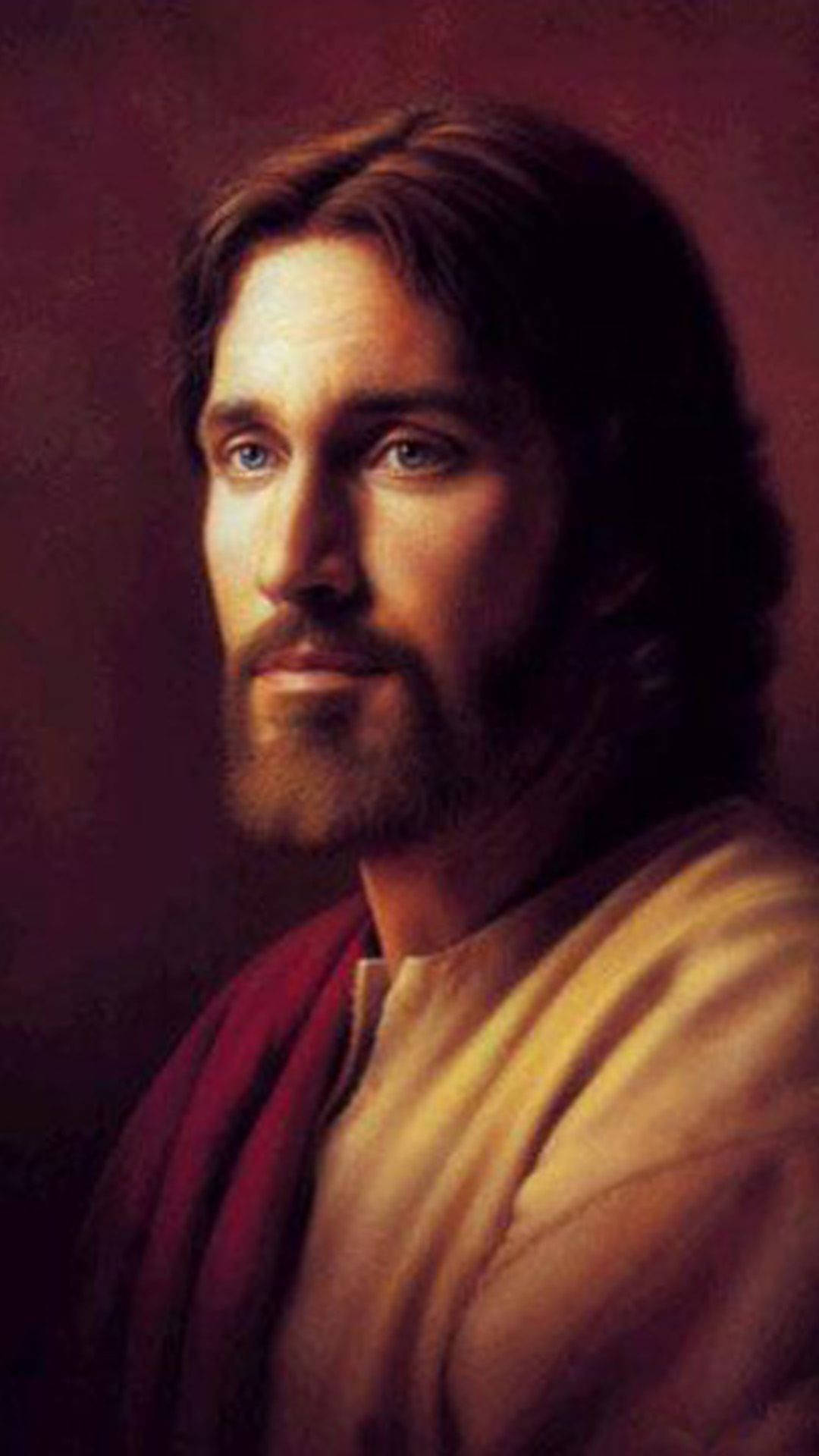 Jesus Aesthetic 桌布 壁紙 — 一幅莊嚴的耶穌基督肖像，長長棕色頭髮和鬍鬚，身穿黃色長袍和紅色斗篷，背景為深栗色。