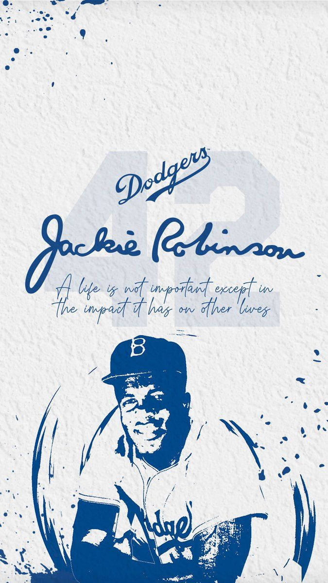 Jackie 桌布 壁紙 — 一幅藍色墨水插圖，描繪身穿道奇隊球衣的傑基·羅賓遜，附有他的名言和42號，背景為有紋理的白色。