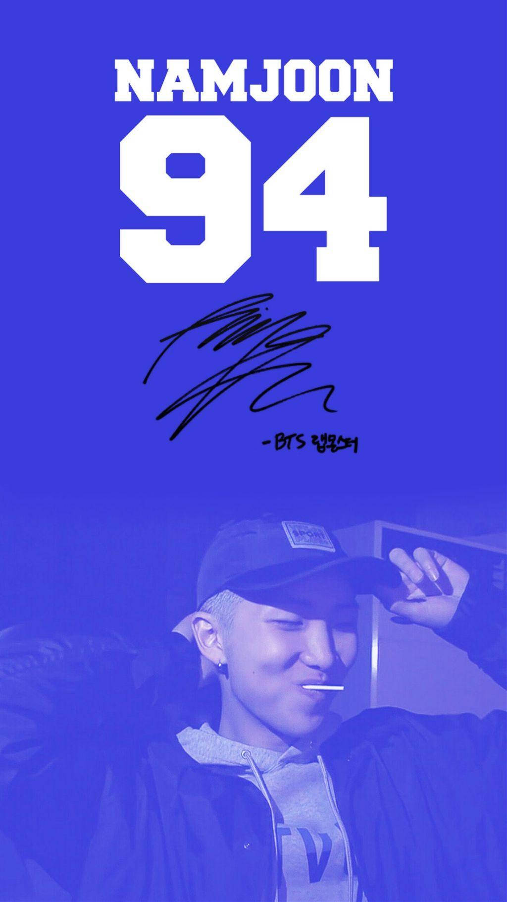 Namjoon 桌布 壁紙 — 一幅藍色調的Namjoon肖像，微笑著抽煙，上面覆蓋著粗體白色文字「NAMJOON 94」和簽名。