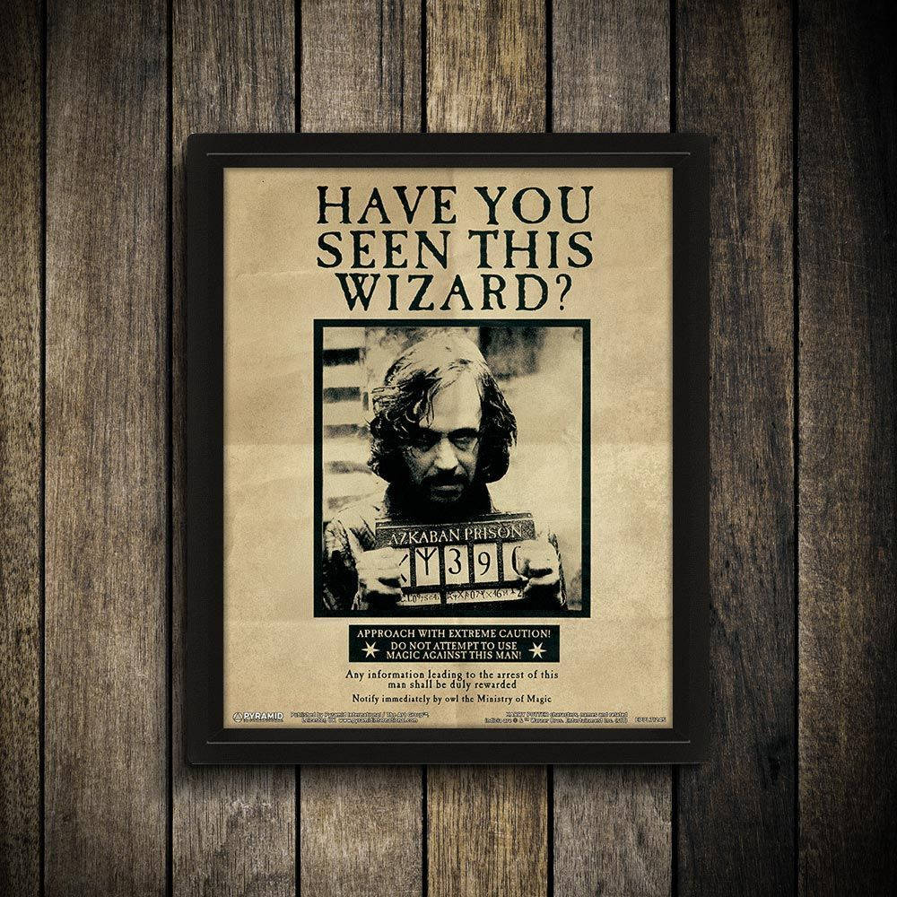 Sirius 桌布 壁紙 — 一幅裝框的復古風格通緝海報，描繪天狼星·布萊克，掛在風化的木牆上。