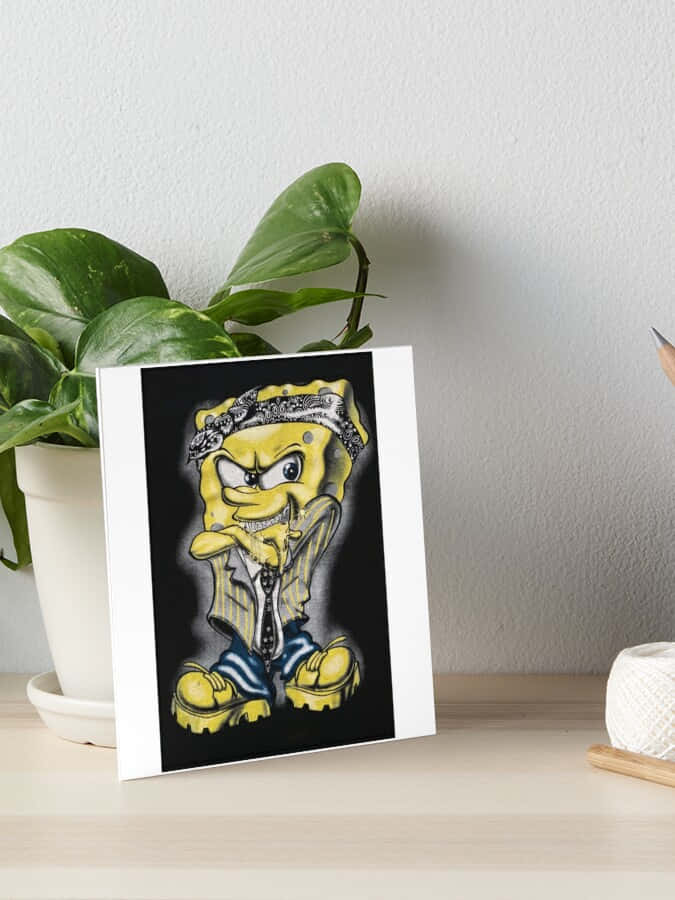 Gangster Spongebob 桌布 壁紙 — 一幅裱框插圖，描繪了龐克風格的《海綿寶寶》，戴著尖刺頭帶和鉚釘外套，靠著木架上的盆栽植物。