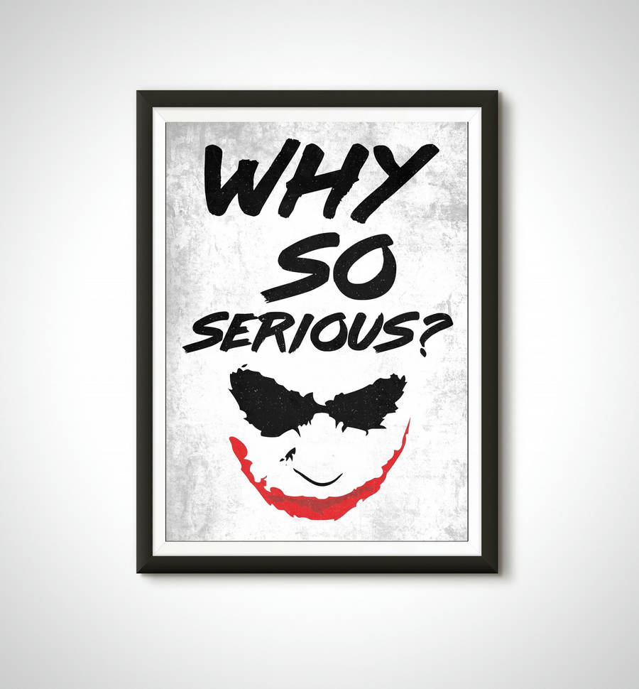 Quote 桌布 壁紙 — 一幅裱框海報展示小丑的標誌性名言「WHY SO SERIOUS?」，位於他咧嘴笑的面孔上方，黑色眼睛和紅色嘴唇，背景為有紋理的白色。
