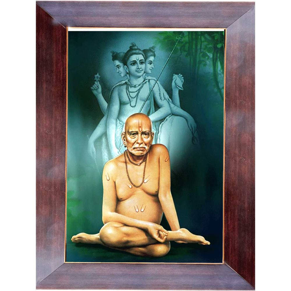 shri swami samarth 桌布 壁紙 — 一幅裱框畫作描繪一位寧靜的光頭男子以蓮花坐姿坐在森林中，身後有一個半透明的神靈形象。