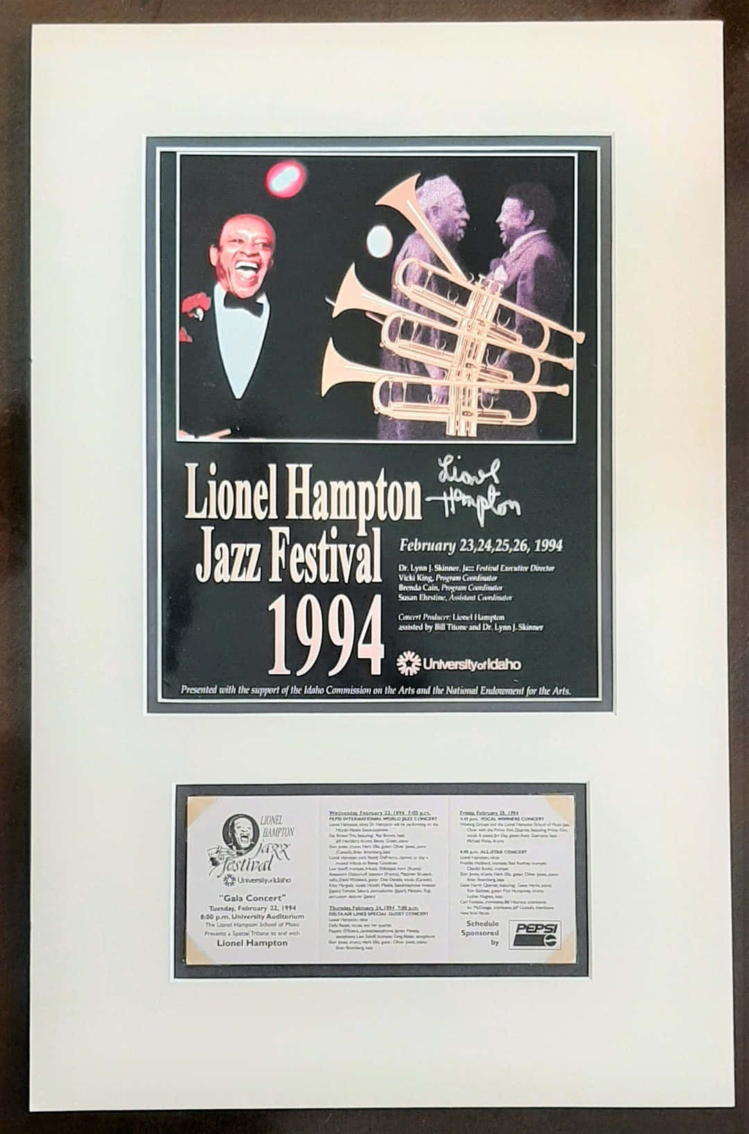 poster 桌布 壁紙 — 一幅裱框的1994年Lionel Hampton爵士音樂節海報，以黑色背景襯托微笑的表演者和風格化的小號。